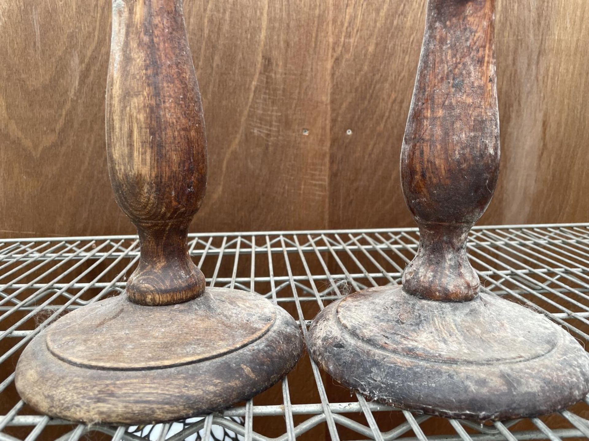 A PAIR OF CARVED WOODEN CANDLESTICKS WITH INSET FLORAL DESIGN - Image 2 of 3