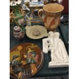 A QUANTITY OF CERAMIC ITEMS TO INCLUDE A ROYAL DOULTON WALL PLAQUE, CHARLOTTE RHEAD JUG, CERAMIC