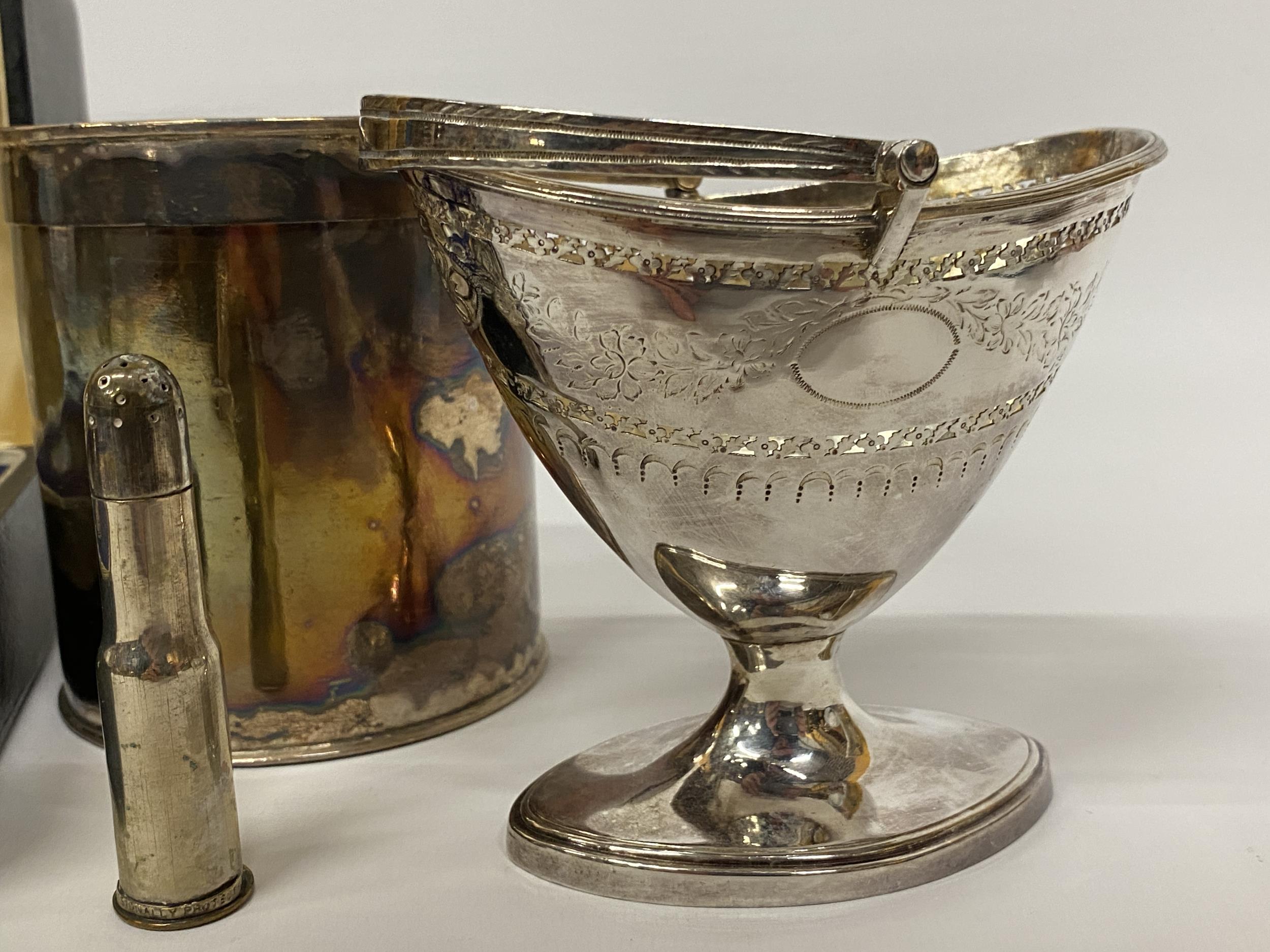 A MIXED LOT TO INCLUDE A BOXED HALLMARKED SPOON, TRINKET BOX, EPNS BASKET AND TRENCH ART BULLET - Image 2 of 3