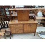 A RETRO TEAK COCKTAIL SIDEBOARD WITH OPEN SIDES HAVING TURNED SUPPORTS, 45" WIDE