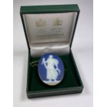 A BOXED WEDGWOOD JASPERWARE 9CT GOLD BROOCH