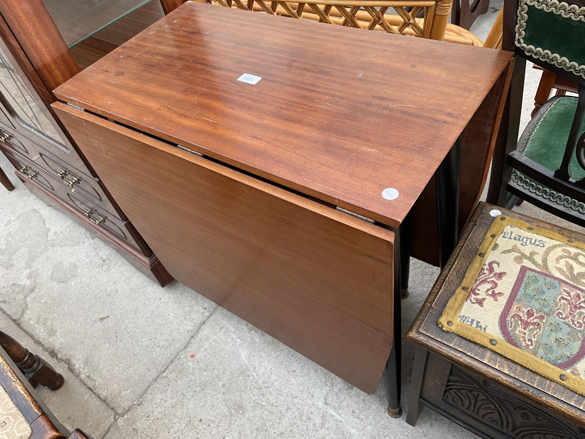 A MID 20TH CENTURY RETRO TEAK GATELEG DINING TABLE ON BLACK TAPERING LEGS, 59X27.5" OPENED