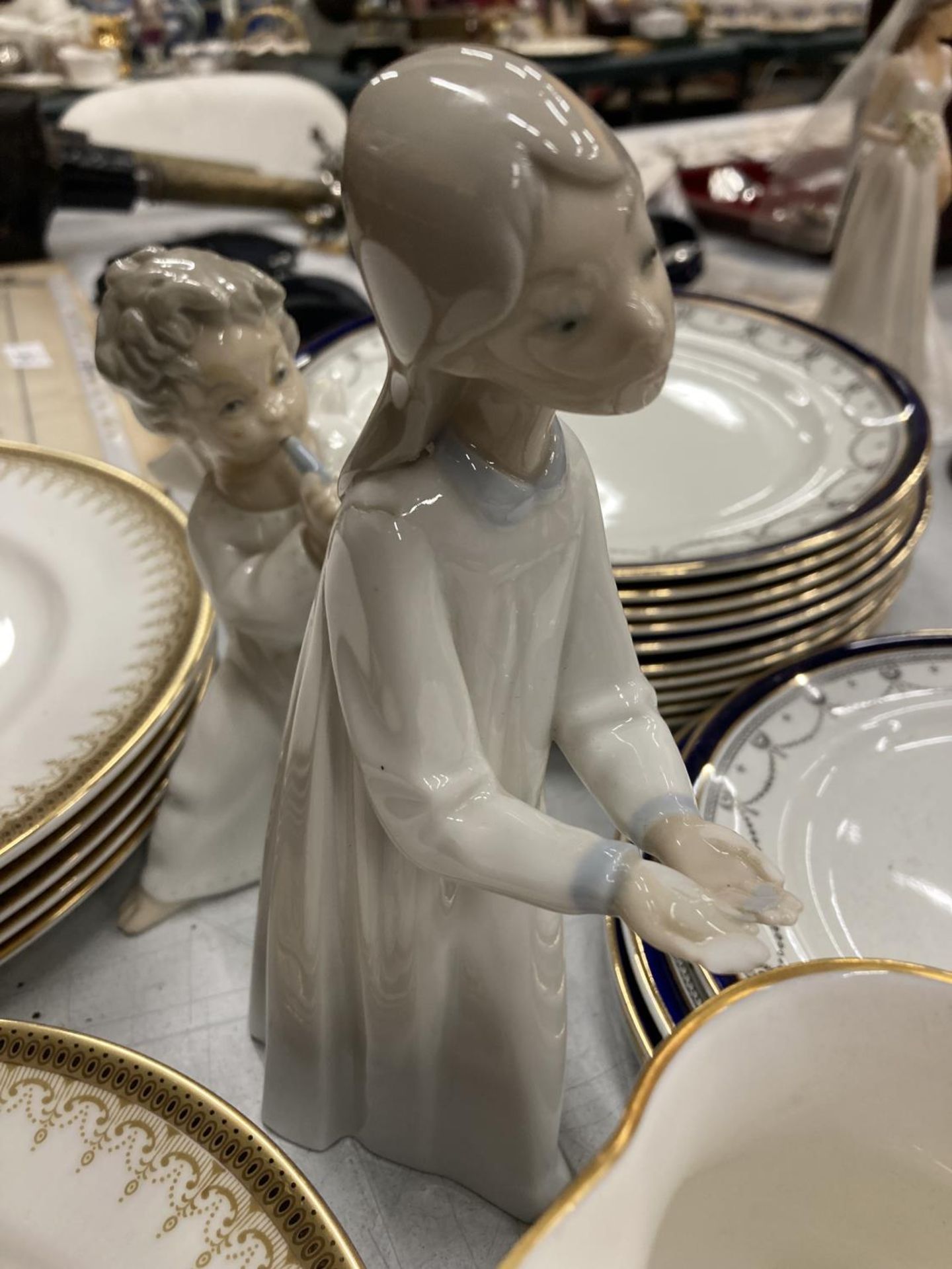 A QUANTITY OF ITEMS TO INCLUDE ROYAL WORCESTER 'CONTESSA' PLATES, PARAGON 'ATHENA' PLATES, TWO - Image 3 of 7
