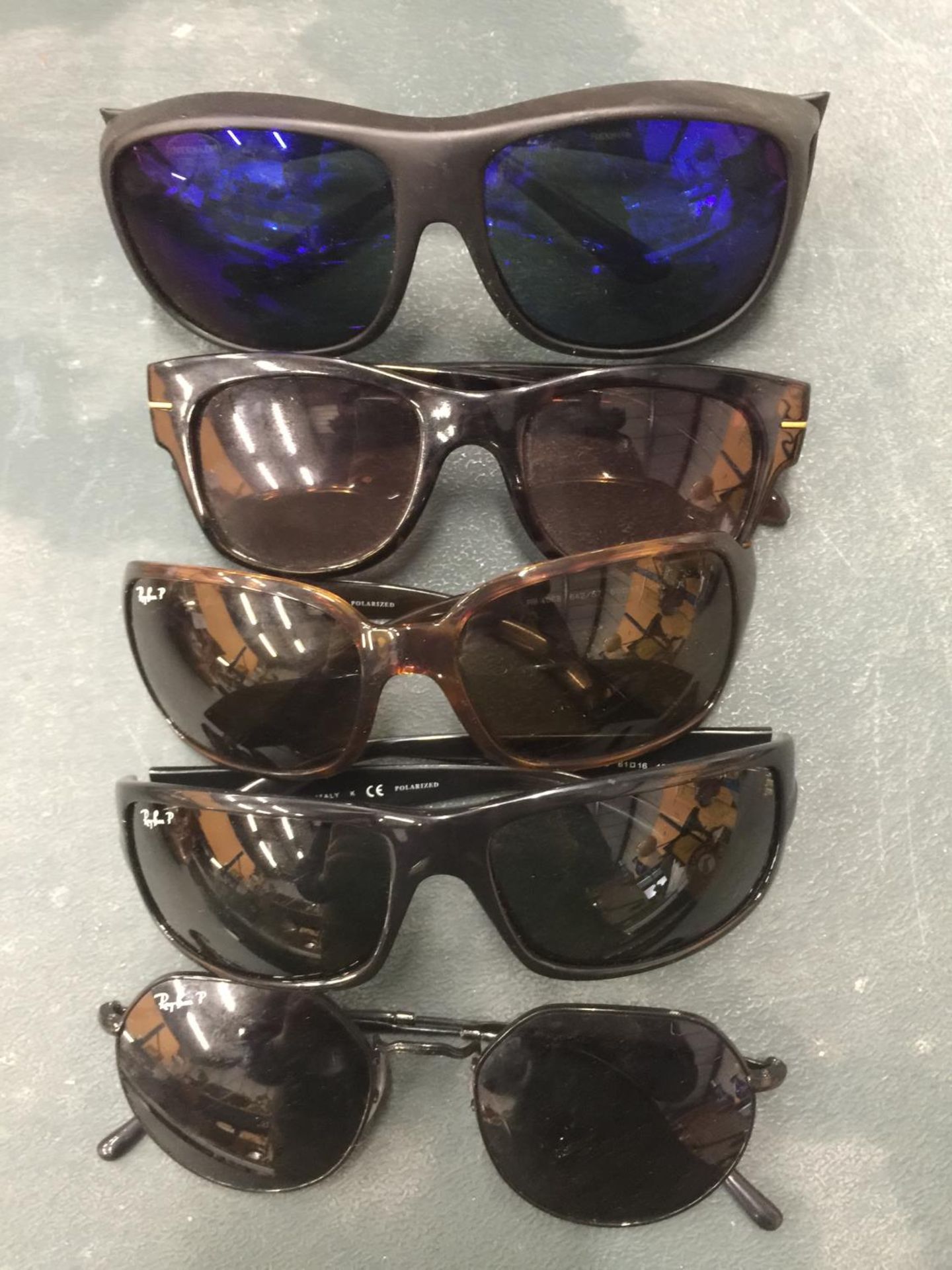 FIVE PAIRS OF VINTAGE SUNGLASSES TO INCLUDE 'RAY-BAN'