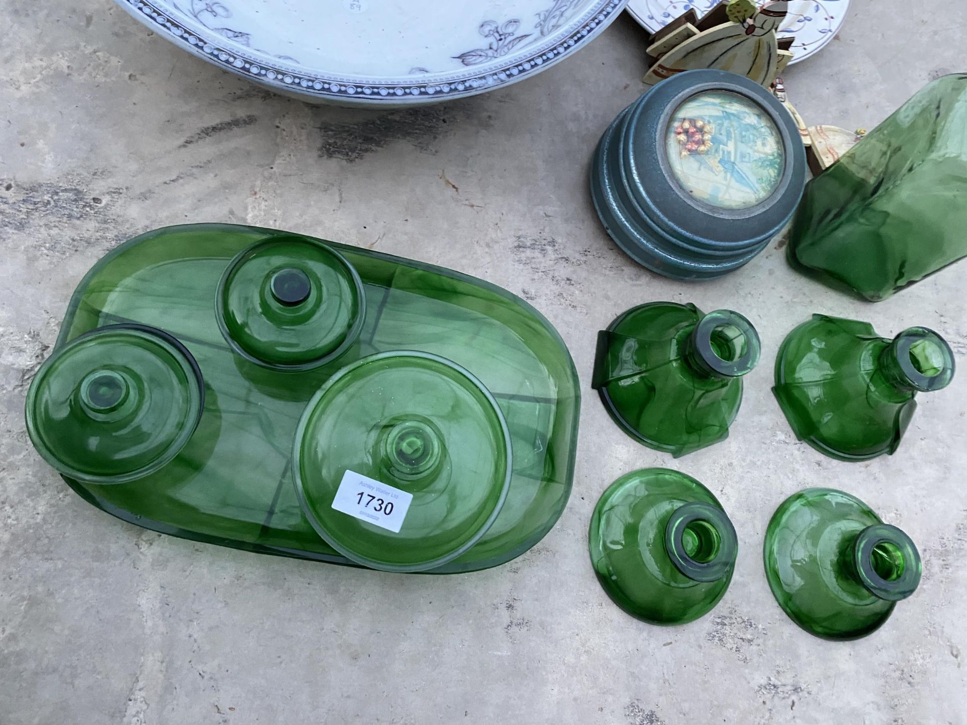 AN ASSORTMENT OF ITEMS TO INCLUDE A CERAMIC WASH BOWL AND GREEN GLASSS WARE TO INCLUDE - Image 3 of 4