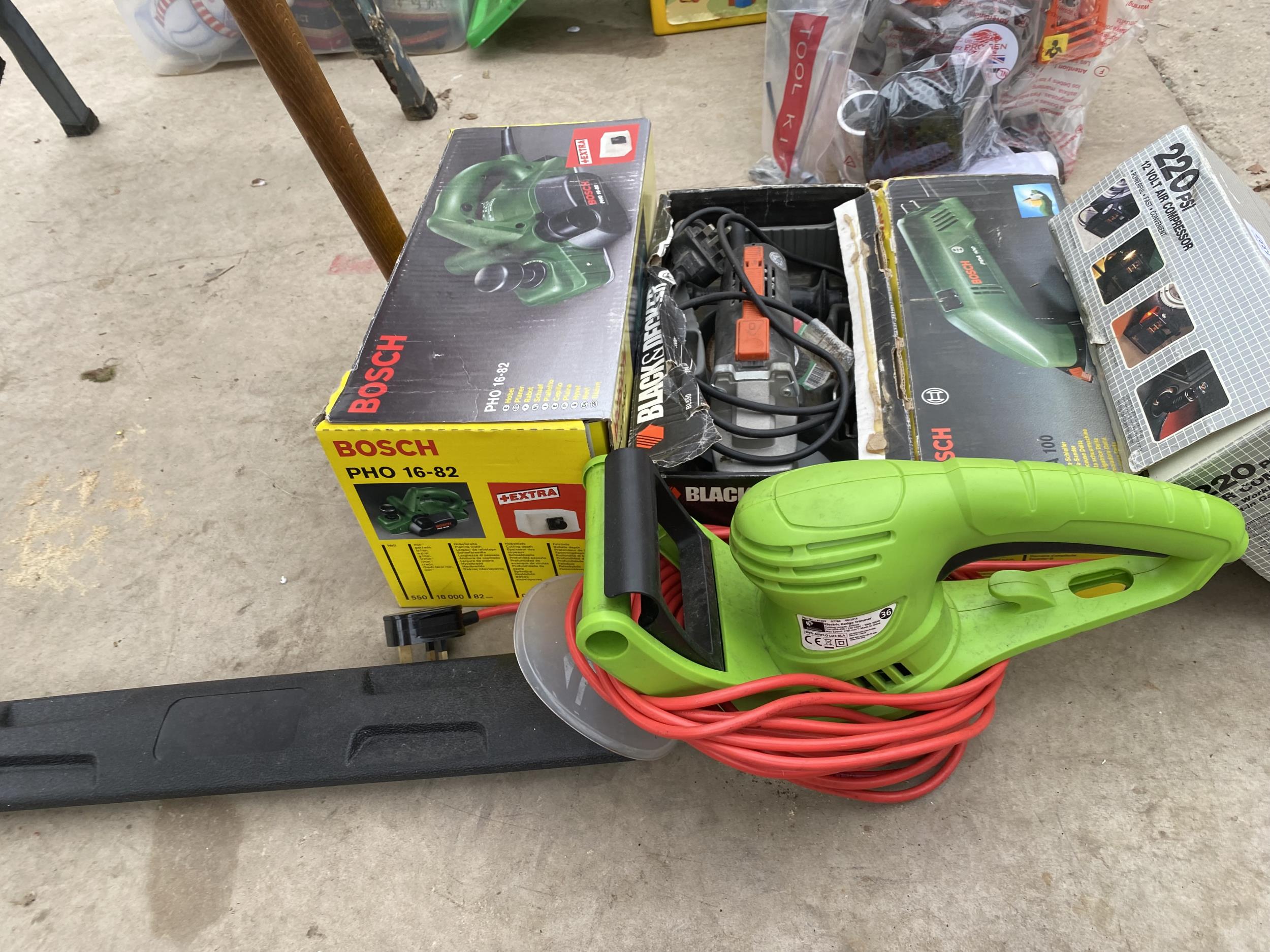 AN ASSORTMENT OF POWER TOOLS TO INCLUDE A BOSCH DETAIL SANDER, BOSCH ELECTRIC PLANE AND A BLACK - Image 2 of 5