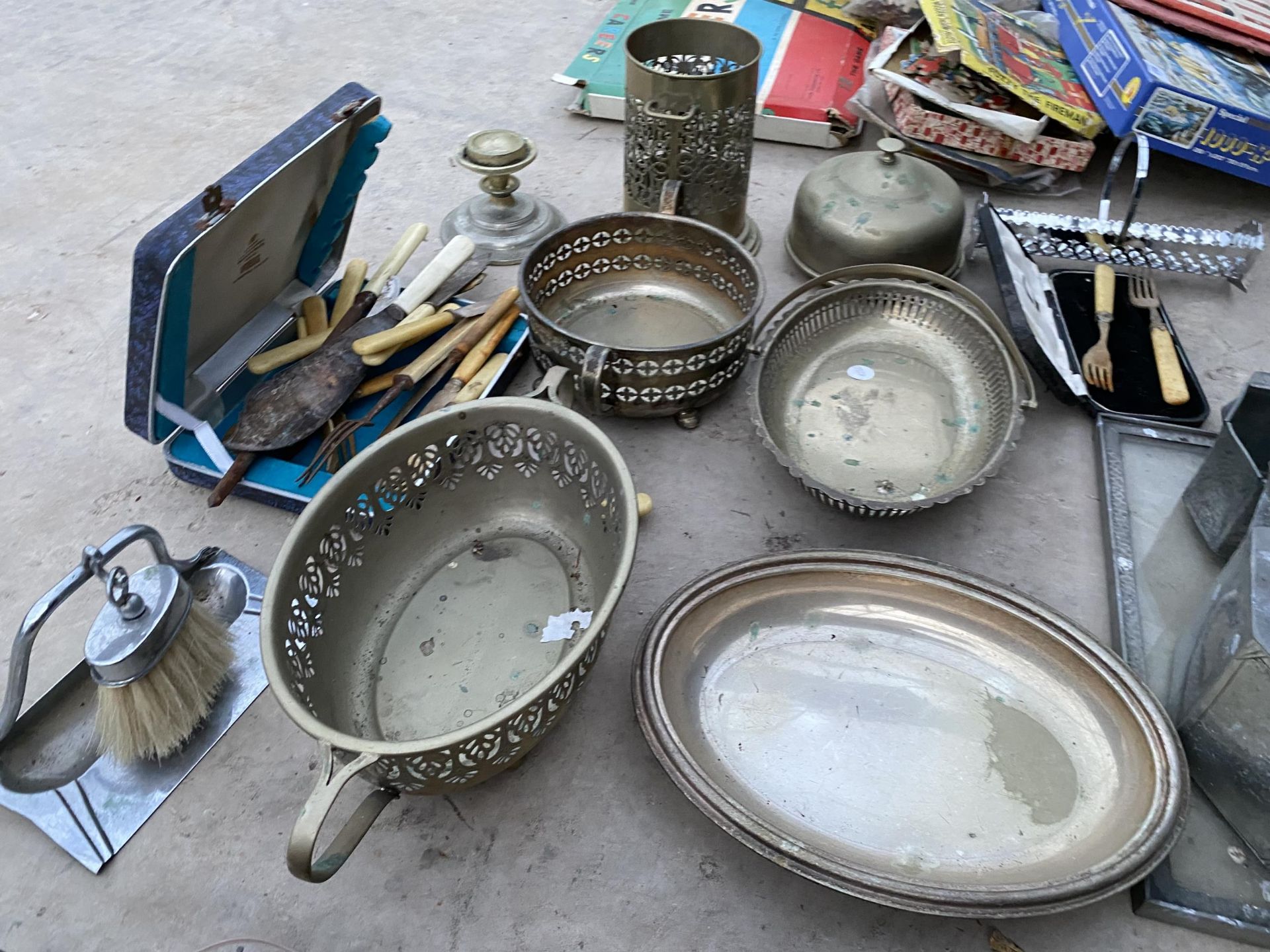A LARGE ASSORTMENT OF ITEMS TO INCLUDE A PEWTER TEASET, DISHES AND FLATWARE ETC - Image 3 of 3
