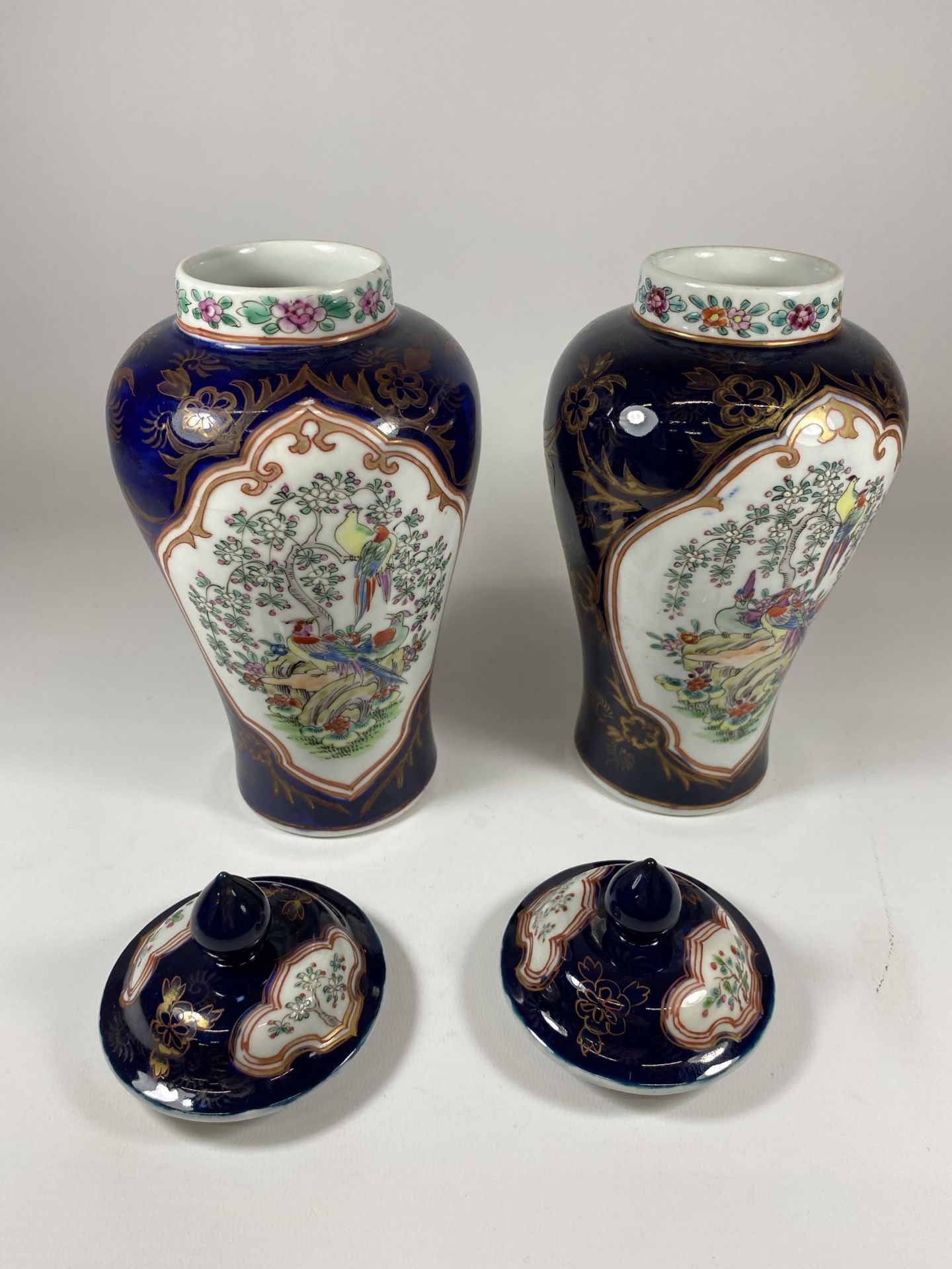 A PAIR OF SAMSON CONTINENTAL LIDDED PORCELAIN VASES / JARS - Image 3 of 4