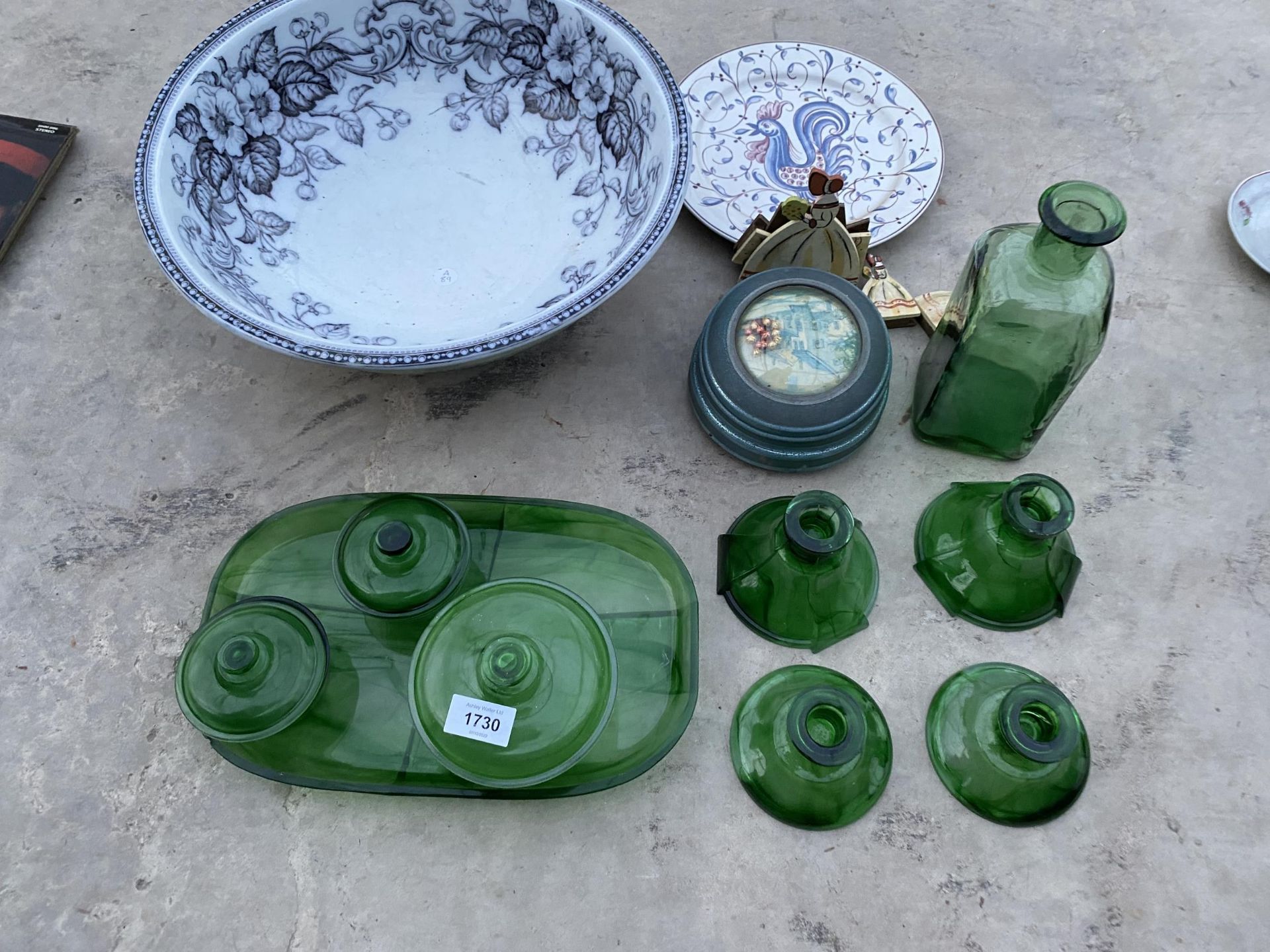 AN ASSORTMENT OF ITEMS TO INCLUDE A CERAMIC WASH BOWL AND GREEN GLASSS WARE TO INCLUDE