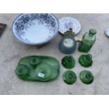 AN ASSORTMENT OF ITEMS TO INCLUDE A CERAMIC WASH BOWL AND GREEN GLASSS WARE TO INCLUDE