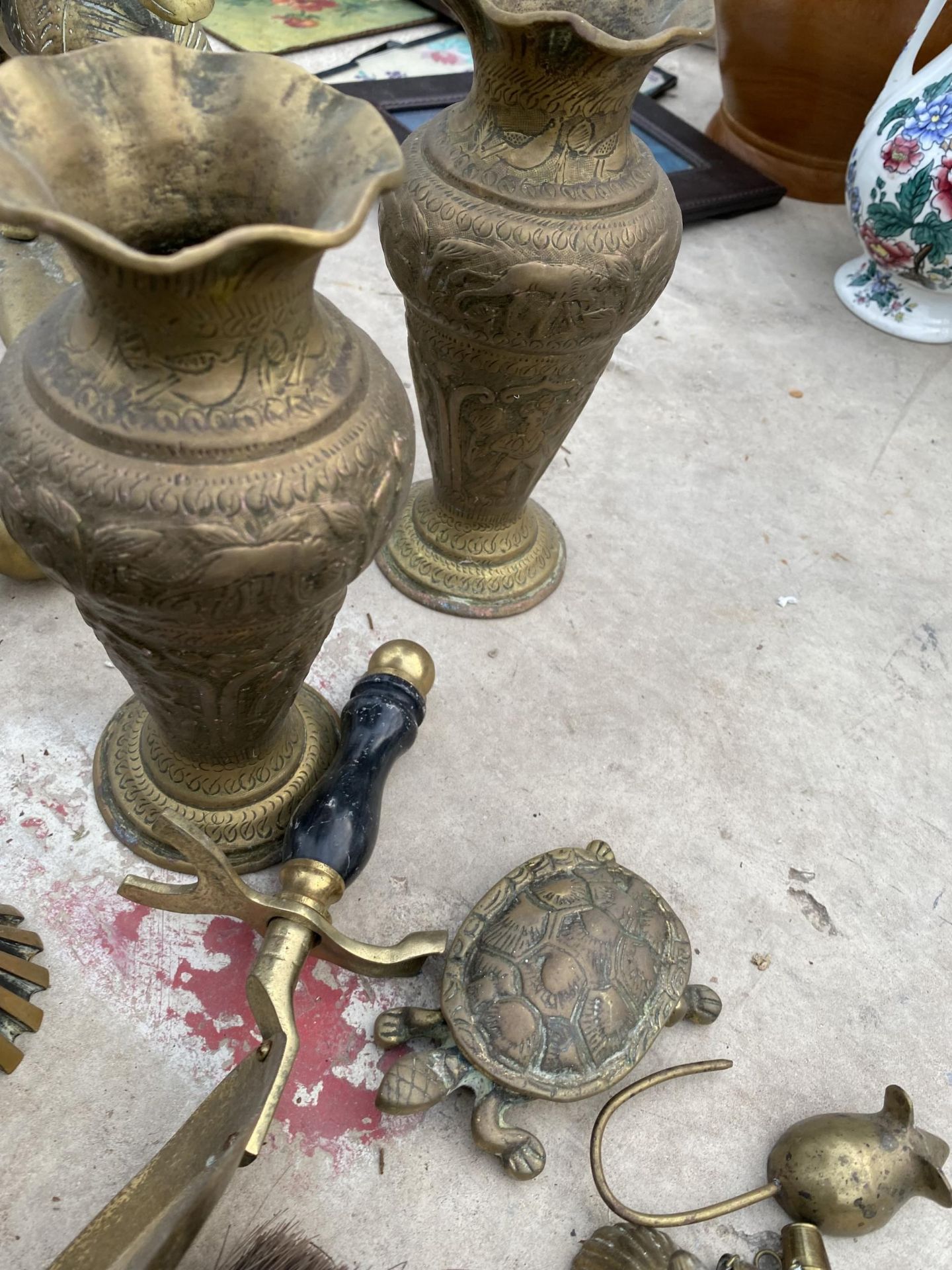 A LARGE ASSORTMENT OF MAINLY BRASS ITEMS TO INCLUDE A COBBLERS LAST, BRASS VASES AND A LARGE BRASS - Image 4 of 7