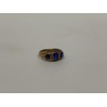 A 9CT YELLOW GOLD THREE STONE SAPPHIRE RING, SIZE M, WEIGHT 2.13G
