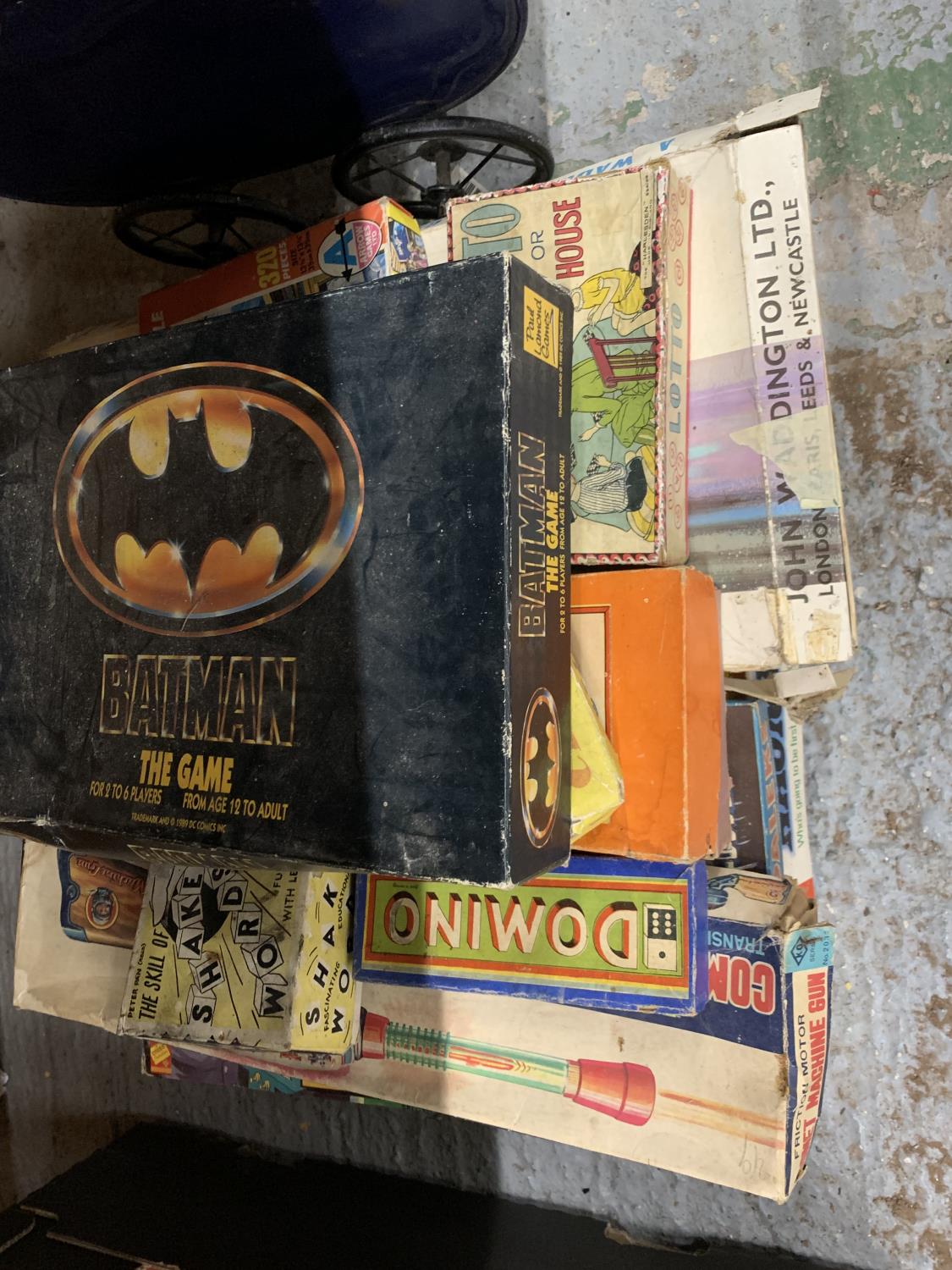 A MIXED LOT OF VINTAGE BOARD GAMES, HAUNTED HOUSE, BATMAN INCLUDING DR WHO DODGE THE DALEKS, COMET - Image 2 of 4