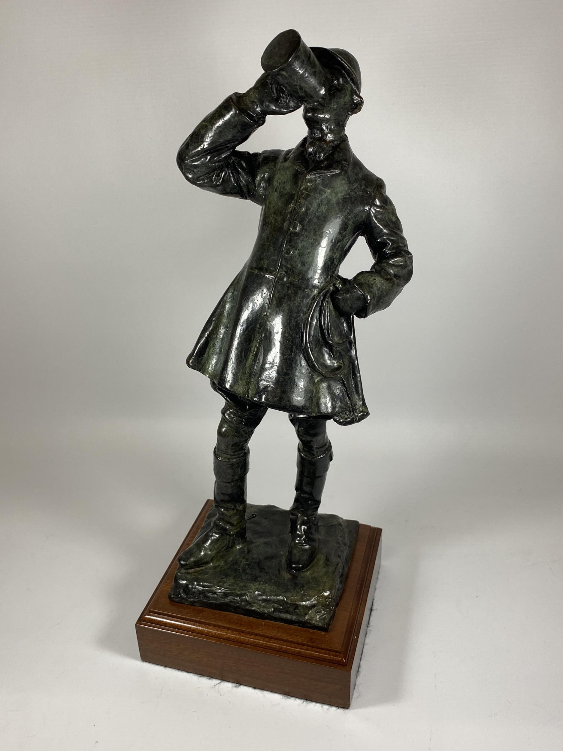 EDWIN WHITNEY SMITH (1880-1952) - A LARGE PATINATED BRONZE MODEL OF A HUNTSMAN ON WOODEN PLINTH