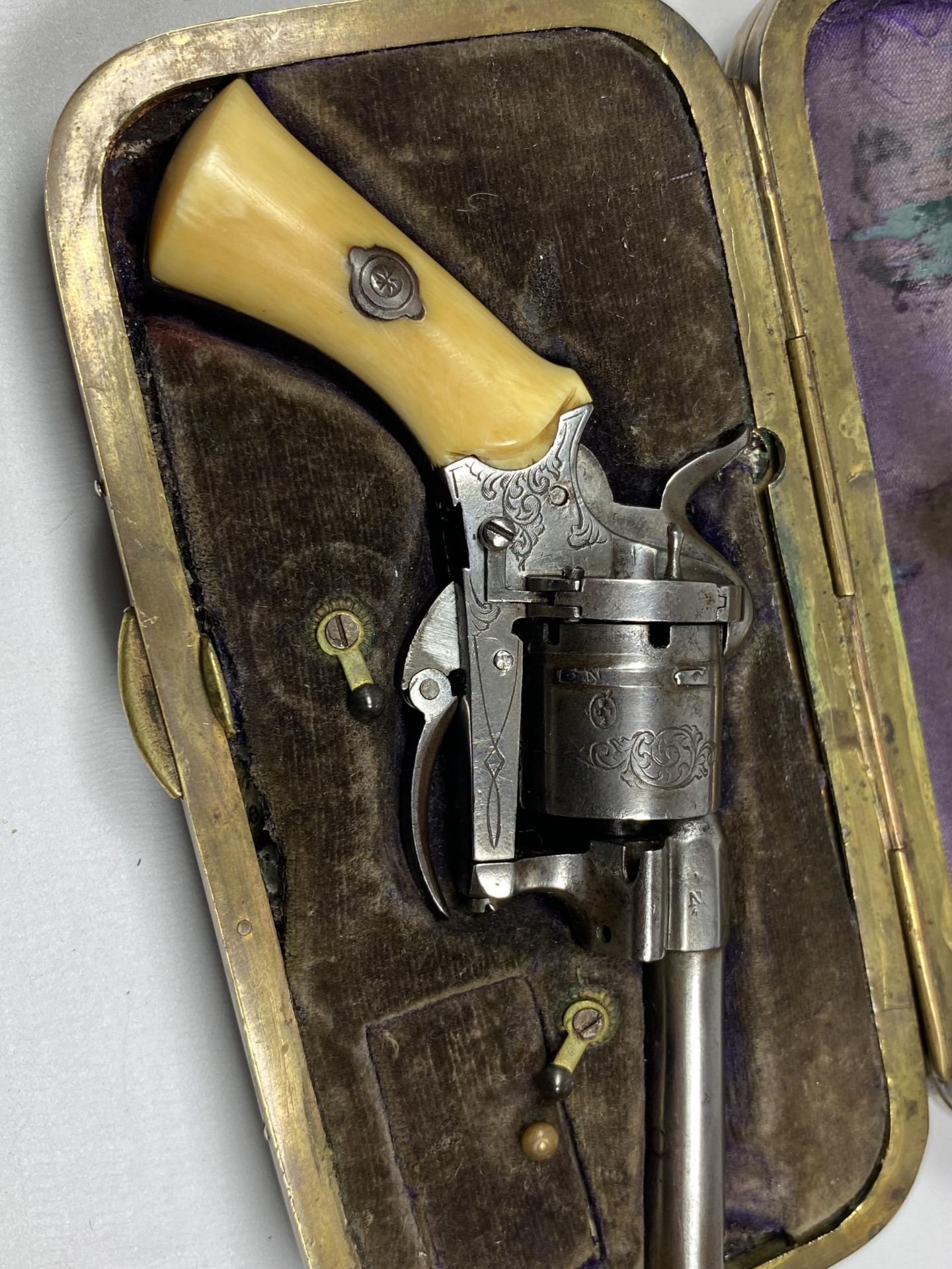 A RARE MID 19TH CENTURY TWIN SECTION GAMBLERS CASE CONTAINING A SIX SHOT PIN FIRE REVOLVER, LENGTH - Image 2 of 6