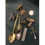 A QUIRKY LOT TO INCLUDE A SCORPION TEASPOON, MINI ANVIL, BRASS MONKEYS, PIG, WHITE METAL PEGASUS,