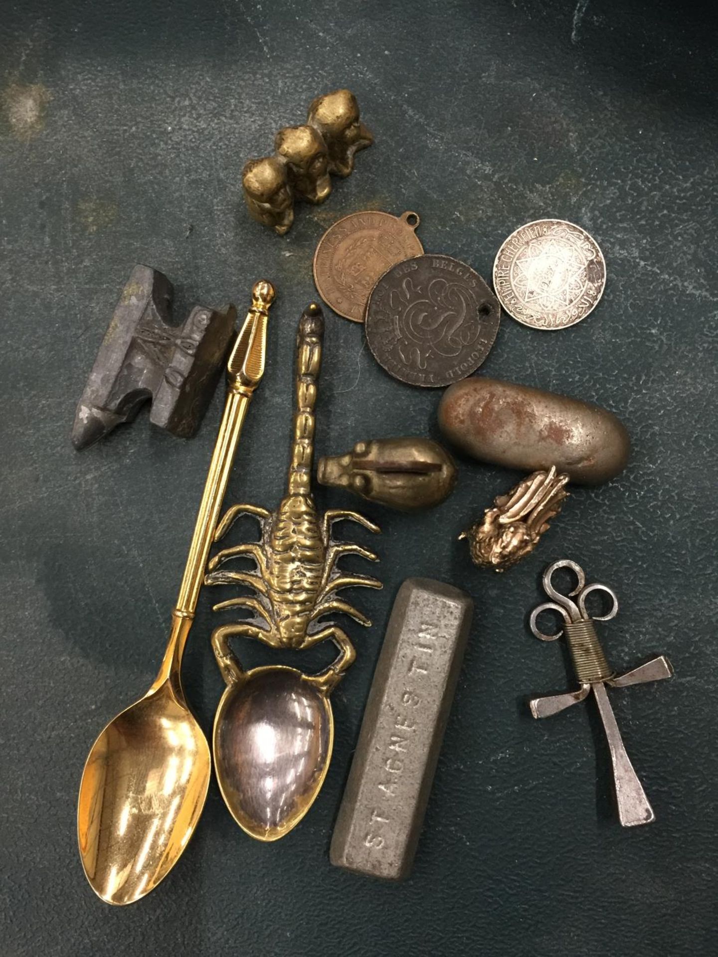 A QUIRKY LOT TO INCLUDE A SCORPION TEASPOON, MINI ANVIL, BRASS MONKEYS, PIG, WHITE METAL PEGASUS,