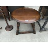 A MID 20TH CENTURY 20" DIAMETER LOW TABLE ON TURNED AND SPLAYED LEGS
