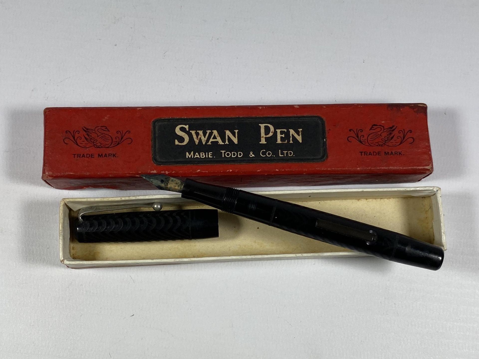 A VINTAGE BOXED SWAN 14CT YELLOW GOLD NIBBED FOUNTAIN PEN