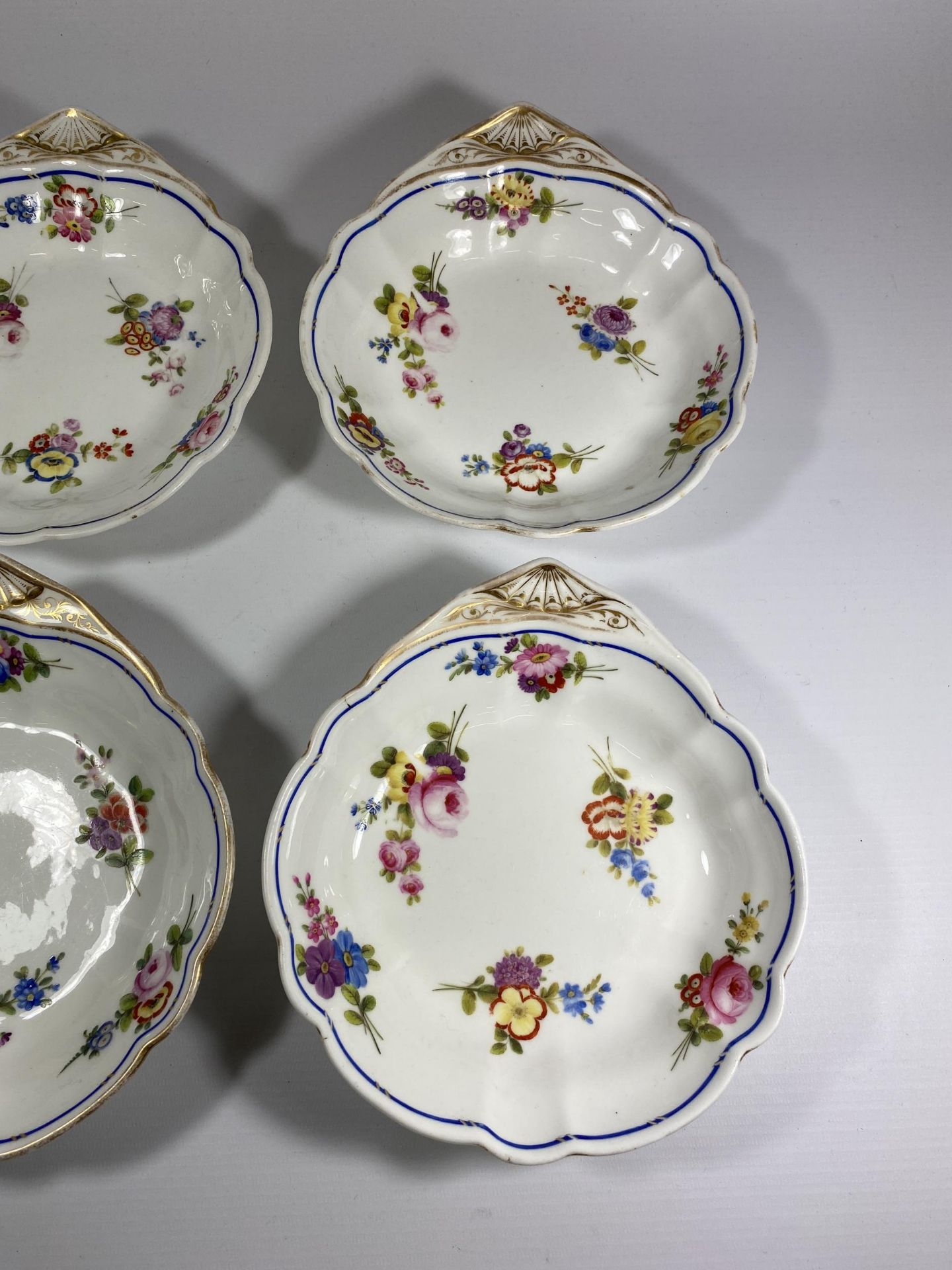 A SET OF FOUR C.1820 NANTGAWR PORCELAIN HAND PAINTED BOWLS, DIAMETER 21CM - Image 3 of 4