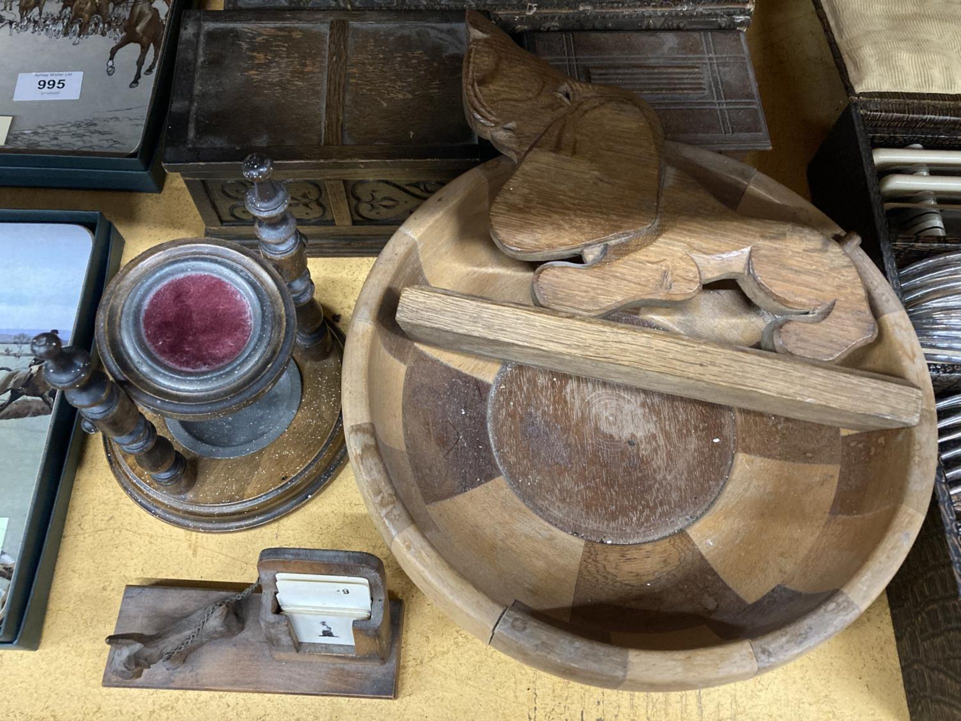 A QUANTITY OF TREEN ITEMS TO INCLUDE AN ARTS AND CRAFTS STYLE BOOKSHELF, BOXES, PERPETUAL - Image 3 of 4