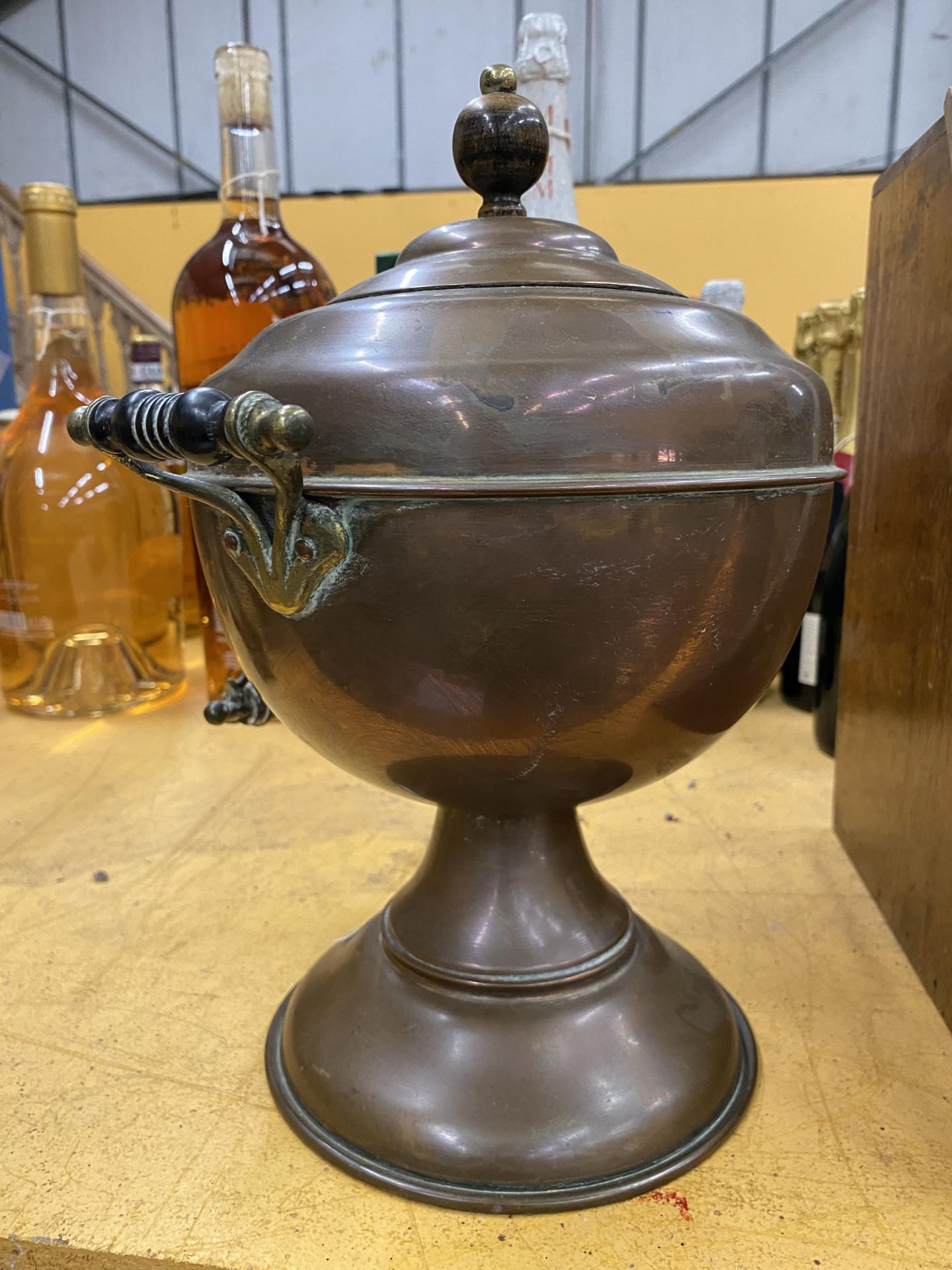 A VINTAGE RUSSIAN COPPER SAMOVAR - Image 2 of 3