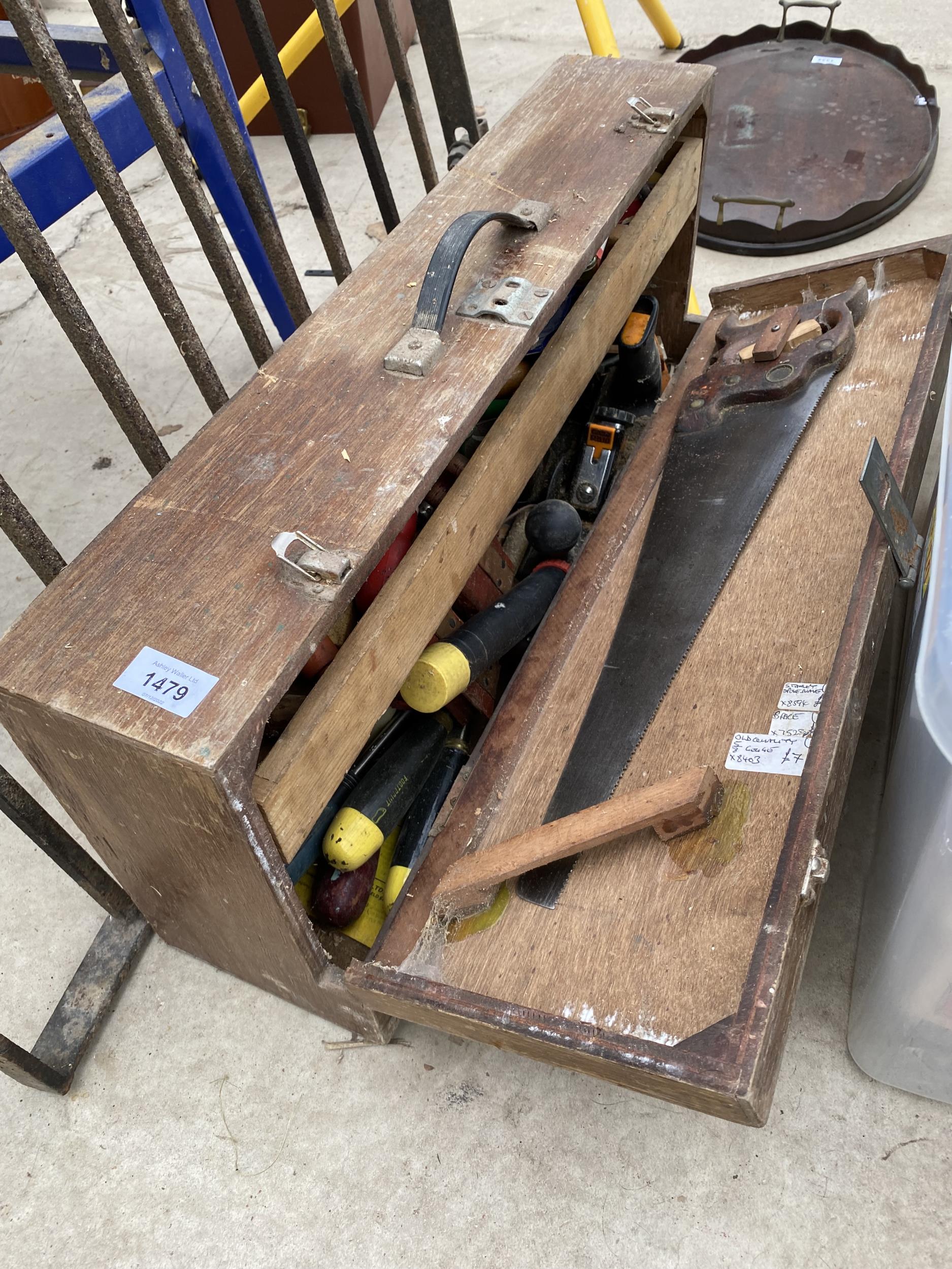 A VINTAGE WOODEN JOINERS CHEST COMPLETE WITH TOOLS TO INCLUDE A SAW AND TWO WOOD PLANES ETC - Image 3 of 3