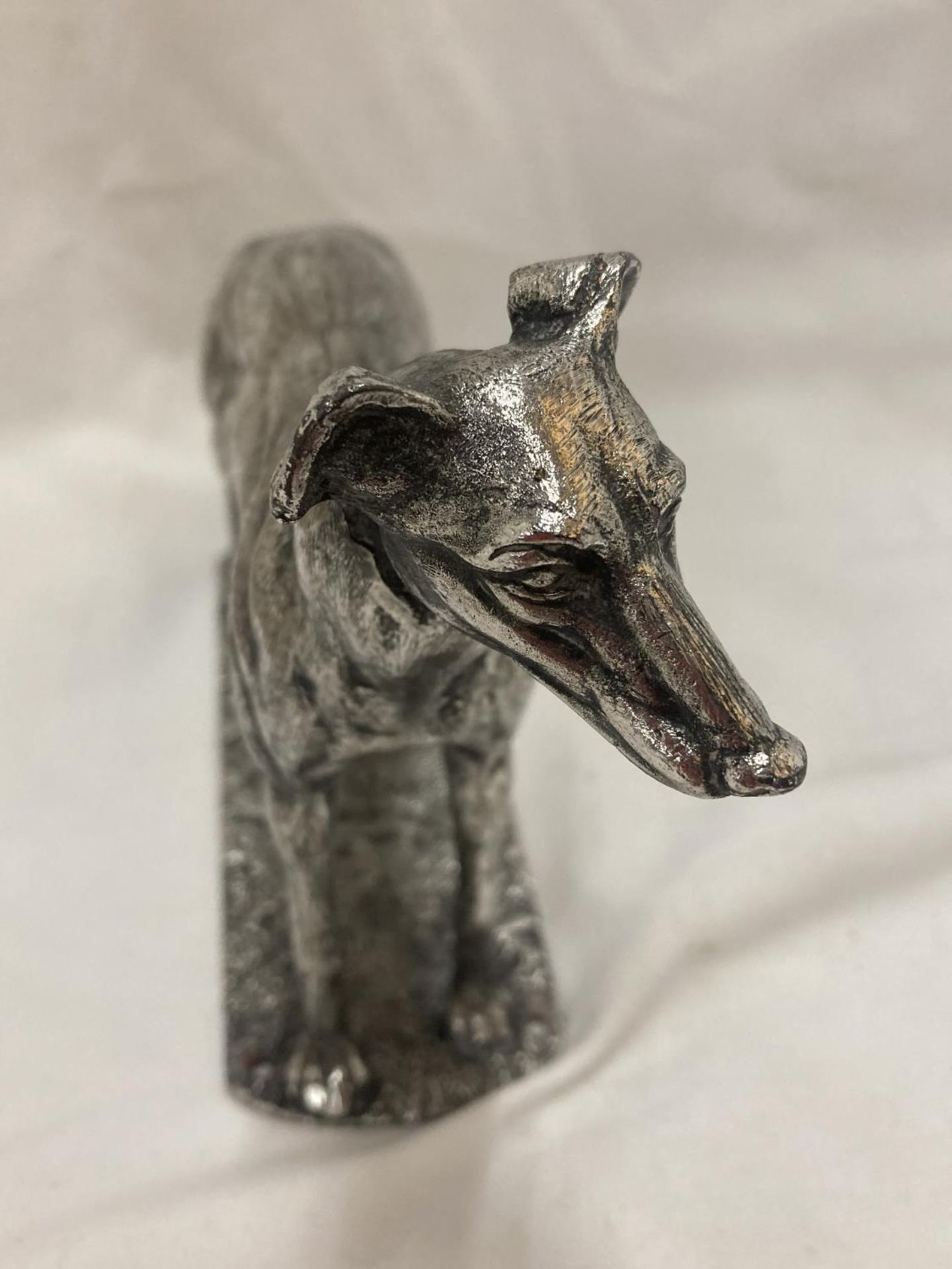 A SILVER CHROMED FIGURE OF A STANDING GREYHOUND HEIGHT 14CM - Image 2 of 3