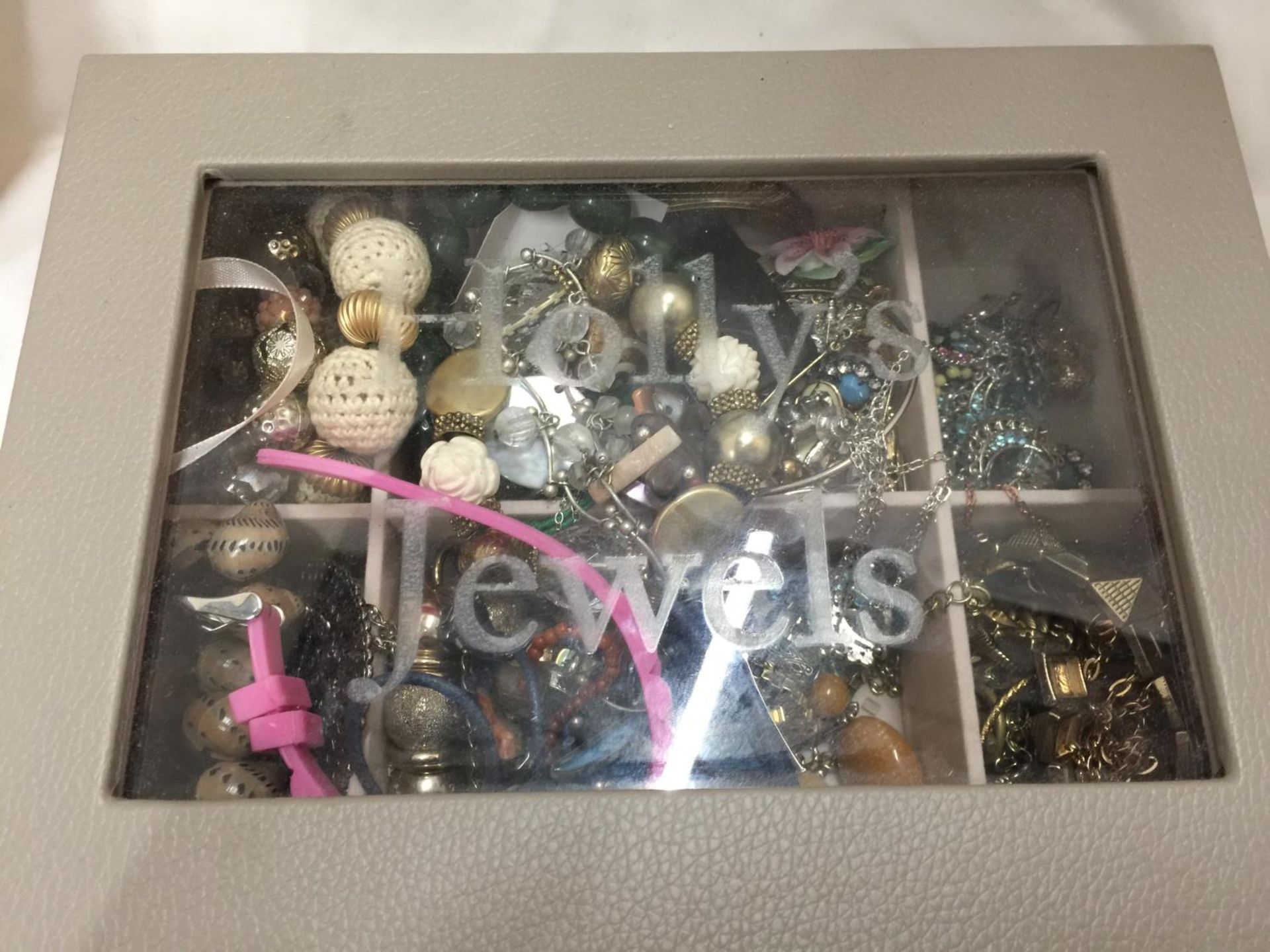 A BOX CONTAINING A QUANTITY OF COSTUME JEWELLERY TO INCLUDE BEADS, NECKLACES, BRACELETS, RINGS, - Image 2 of 3