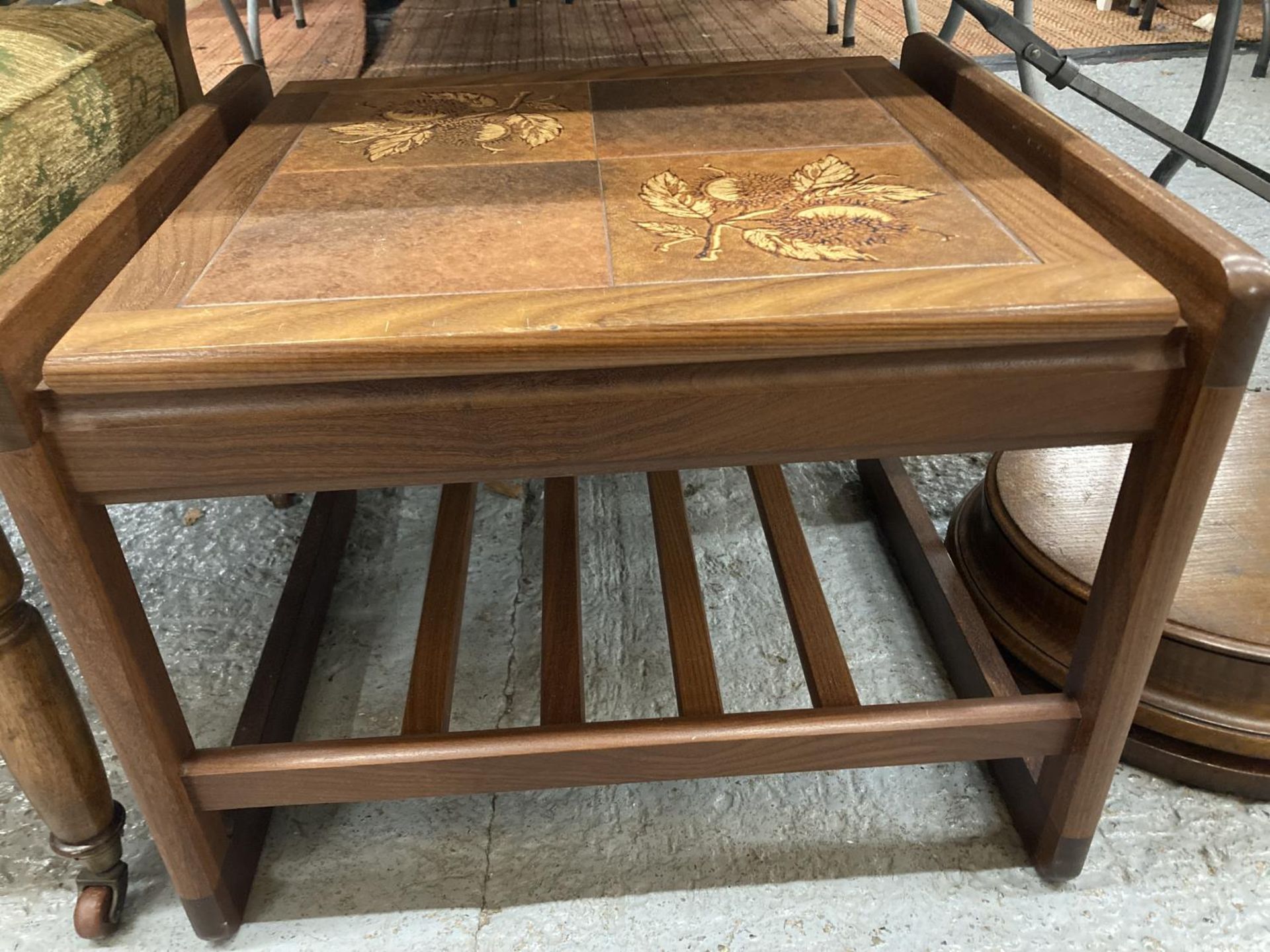 A RETRO STYLE TEAK SIDE TABLE WITH TILE TOP HEIGHT 43CM, WIDTH 56CM, DEPTH 49CM - Image 2 of 3