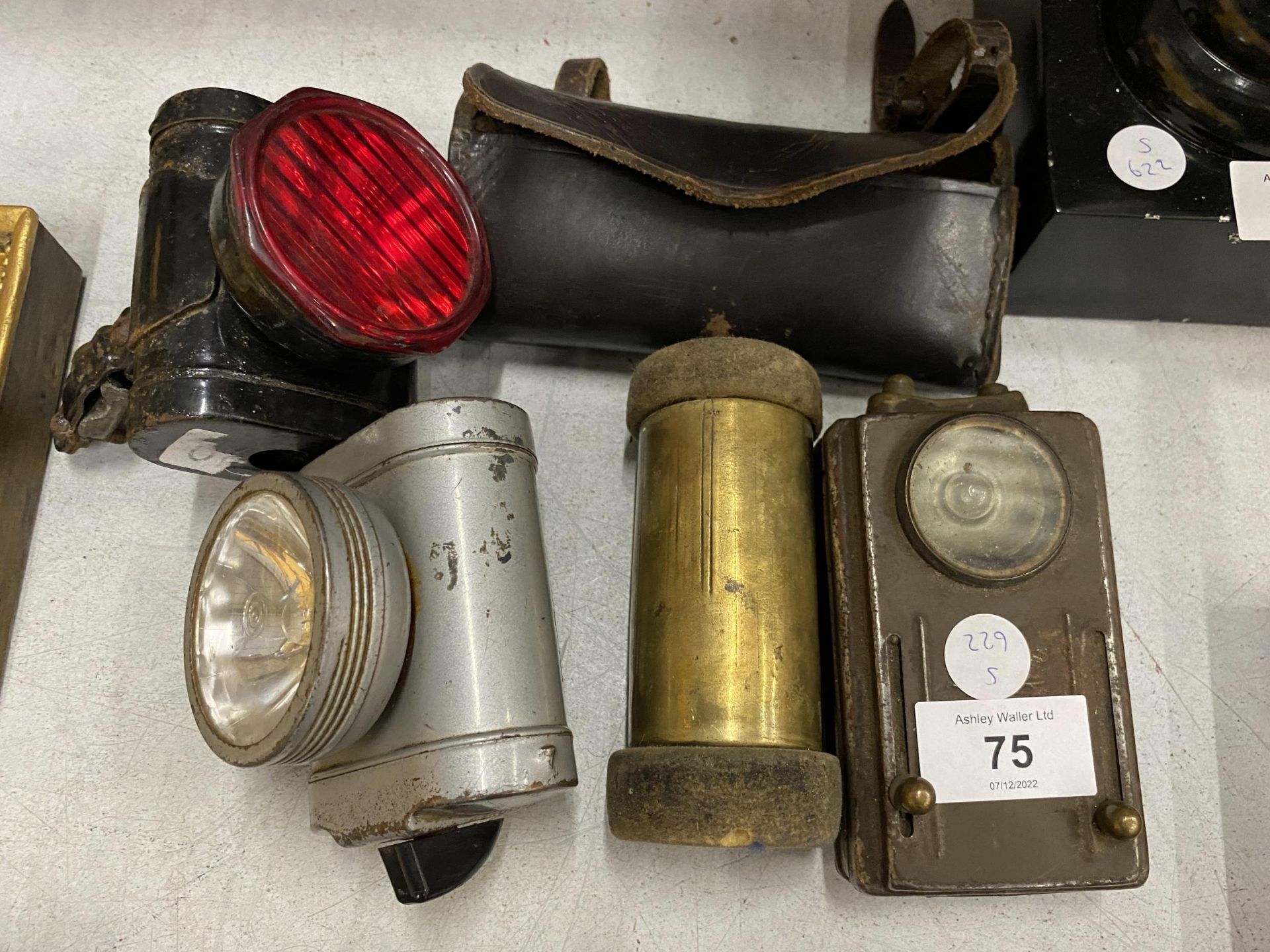 A MIXED LOT OF VINTAGE RAILWAY LIGHTS