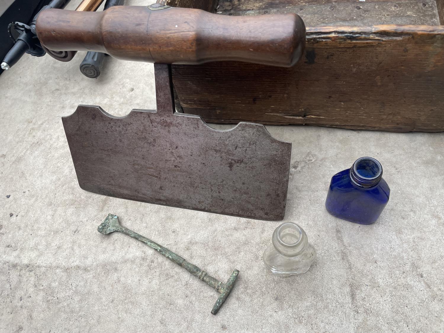 A VINTAGE WOODEN CARRY BASKET WITH CAST METAL HANDLE, A VINTAGE BLADE AND TWO MINITURE GLASS BOTTLES - Image 3 of 3