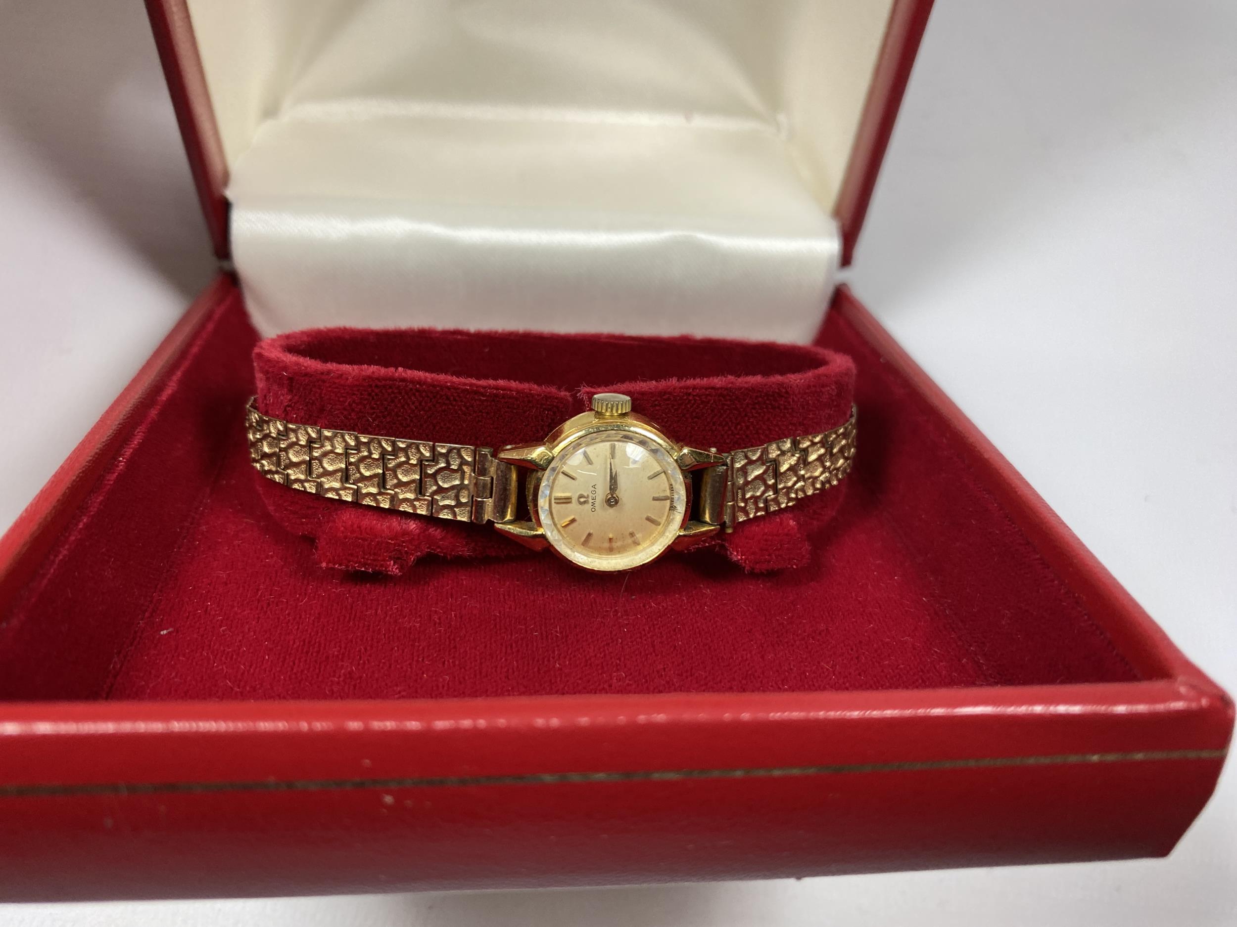 A LADIES 9CT YELLOW GOLD CASED OMEGA MANUAL WIND WATCH IN OMEGA BOX - Image 2 of 3