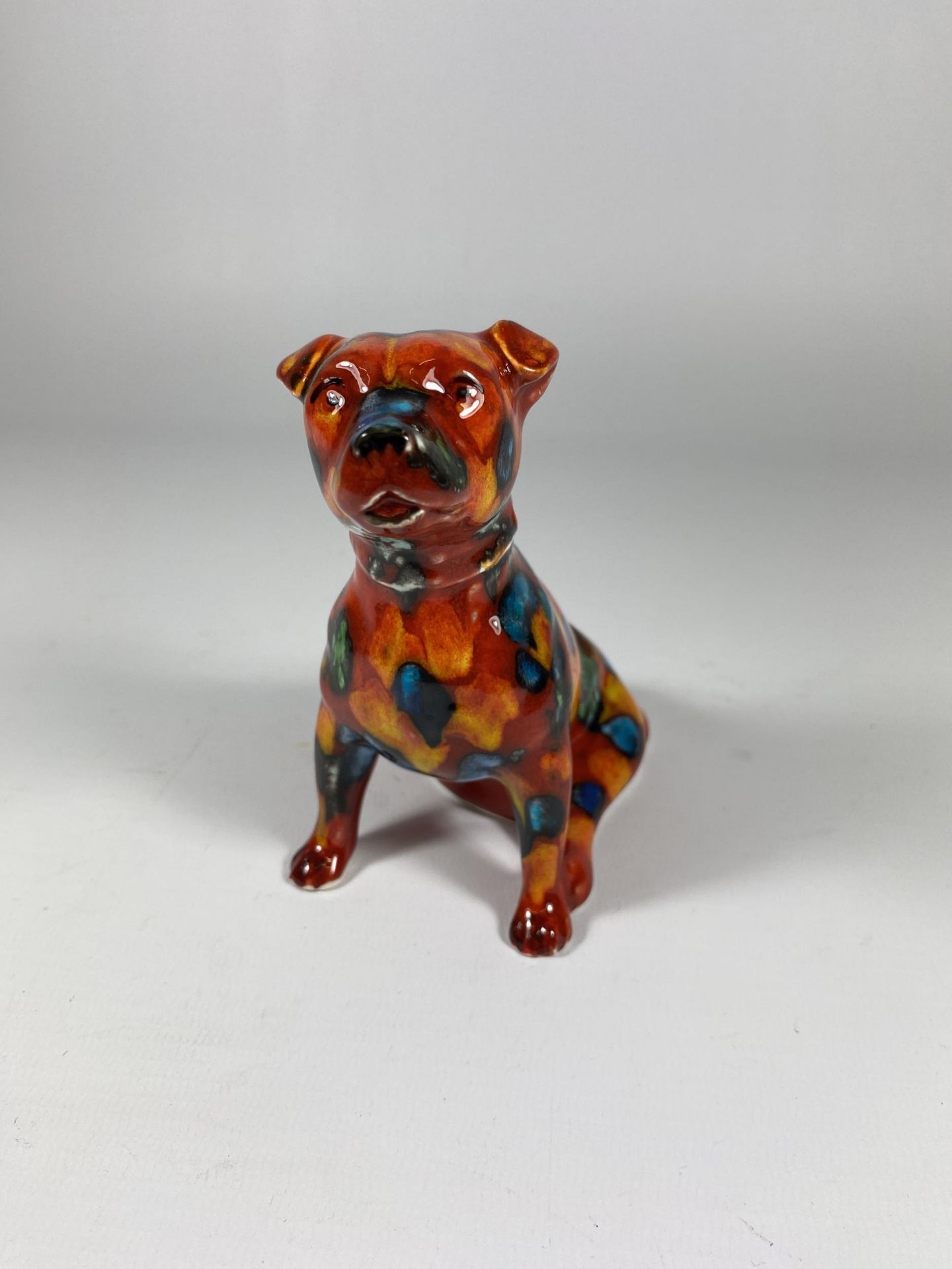 AN ANITA HARRIS HAND PAINTED AND SIGNED STAFFY DOG