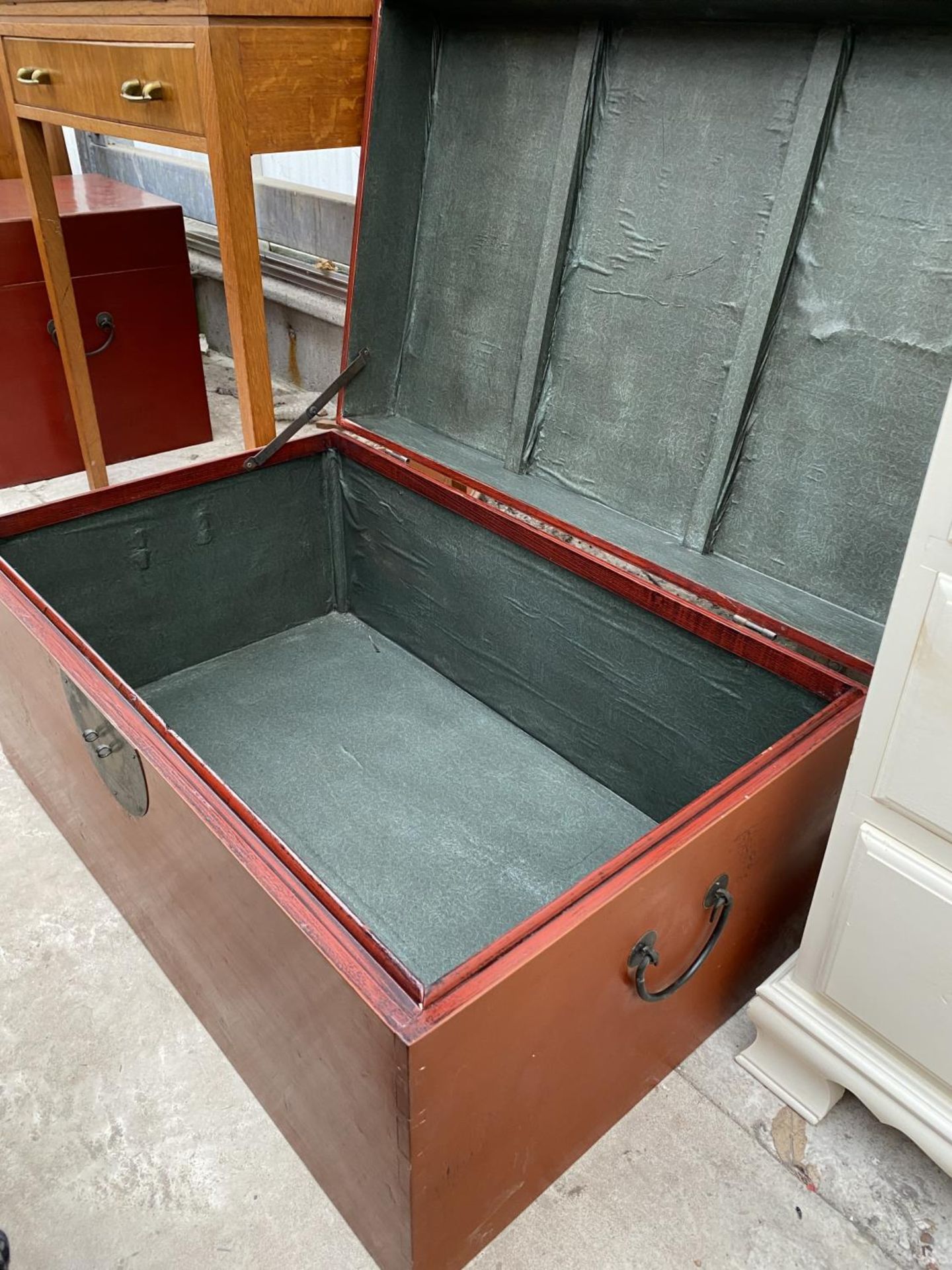 A CHINESE RED LAQUERED STORAGE BOX, 30.5" WIDE - Image 4 of 4