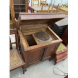 AN EARLY 20TH CENTURY OAK GRAMOPHONE CABINET LACKING WINDER AND WORKS