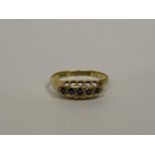 A FIVE STONE SAPPHIRE AND 18CT YELLOW GOLD LADIES RING, SIZE O/P, WEIGHT 1.84G