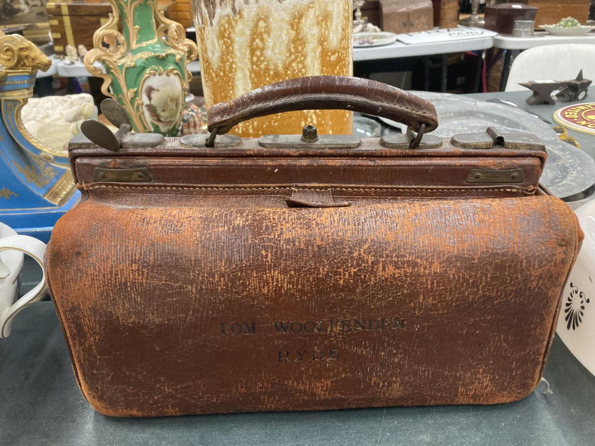 A LEATHER COLLAR BOX AND A GLADSTONE BAG - Bild 3 aus 5