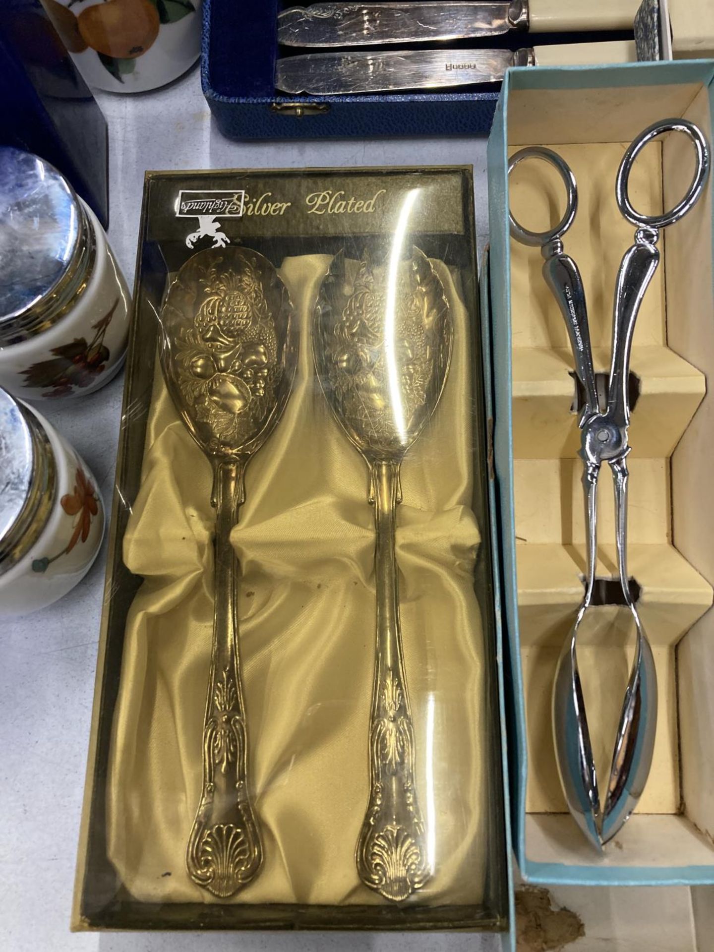 A QUANTITY OF VINTAGE BOXED FLATWARE TO INCLUDE KNIVES, SPOONS, SERVING SPOONS, TONGS, ETC - Image 5 of 5