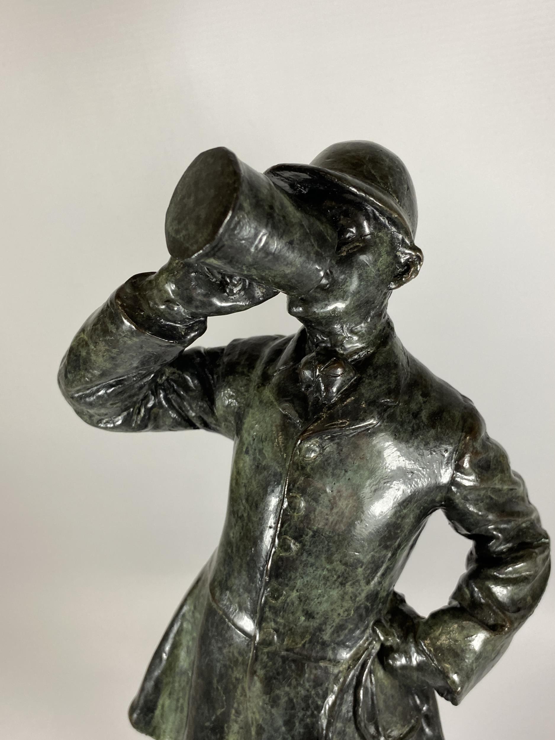 EDWIN WHITNEY SMITH (1880-1952) - A LARGE PATINATED BRONZE MODEL OF A HUNTSMAN ON WOODEN PLINTH - Image 2 of 5