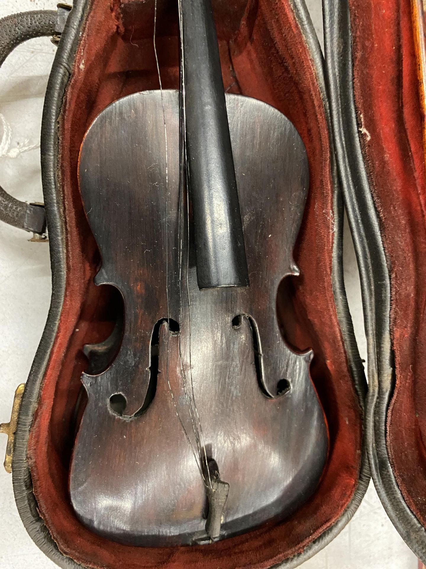 AN EARLY 20TH CENTURY MINIATURE CASED VIOLIN AND BOW, LENGTH 23CM, CASE A/F - Image 2 of 6