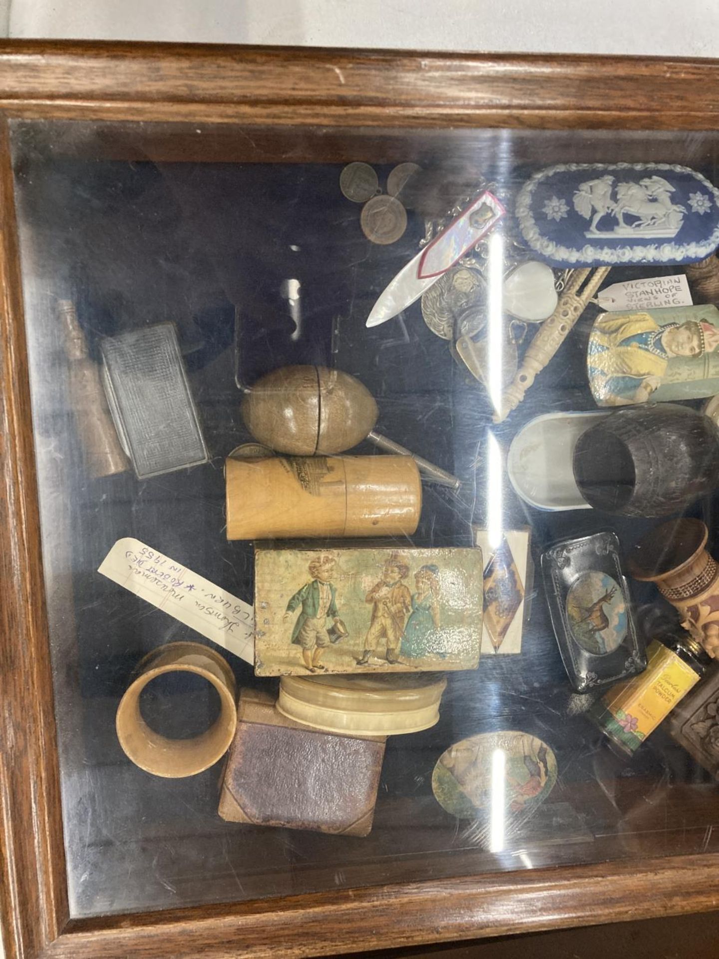 A DISPLAY CASE CONTAINING A QUANTITY OF COLLECTABLE ITEMS TO INCLUDE MAUCHLINE WARE, 1900 SILVER - Image 3 of 4