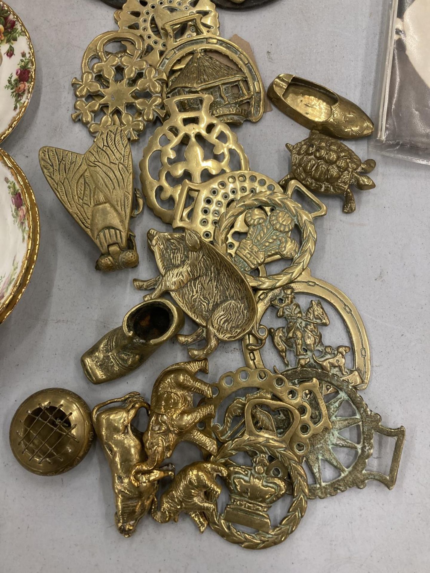 A QUANTITY OF BRASS ITEMS TO INCLUDE HORSE BRASSES, BOXES, ANIMALS, ETC - Bild 2 aus 3