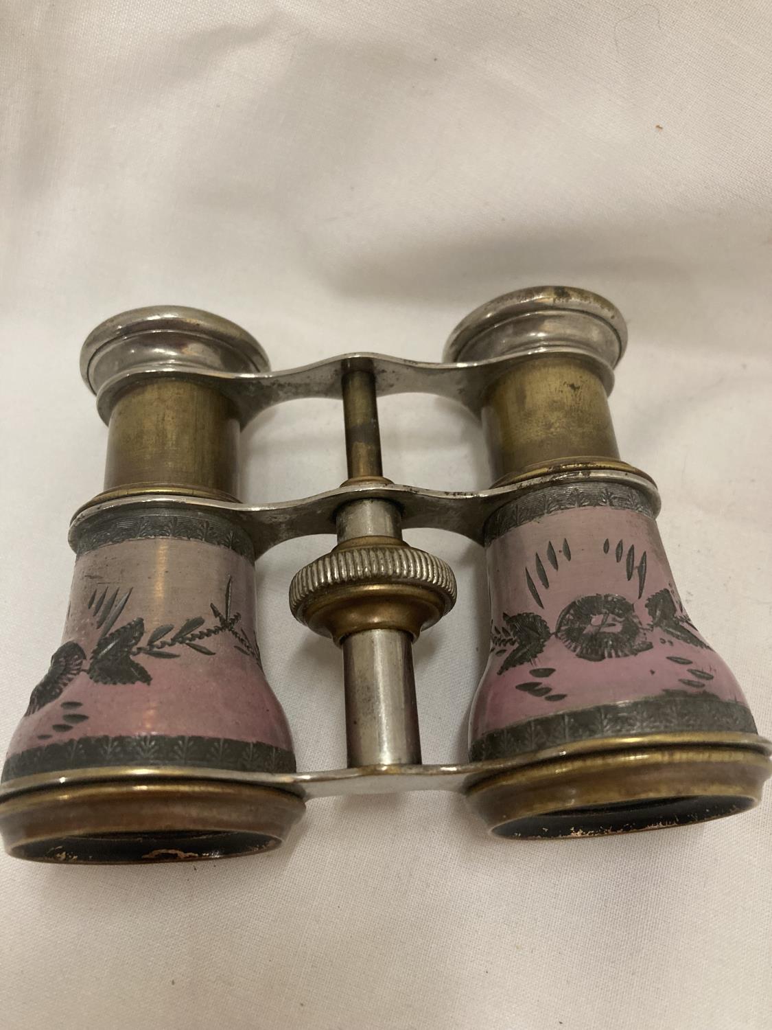 A VINTAGE PAIR OF 'LAMIER' PARIS OPERA GLASSES WITH PINK ENAMELLED DECORATION - Image 2 of 5