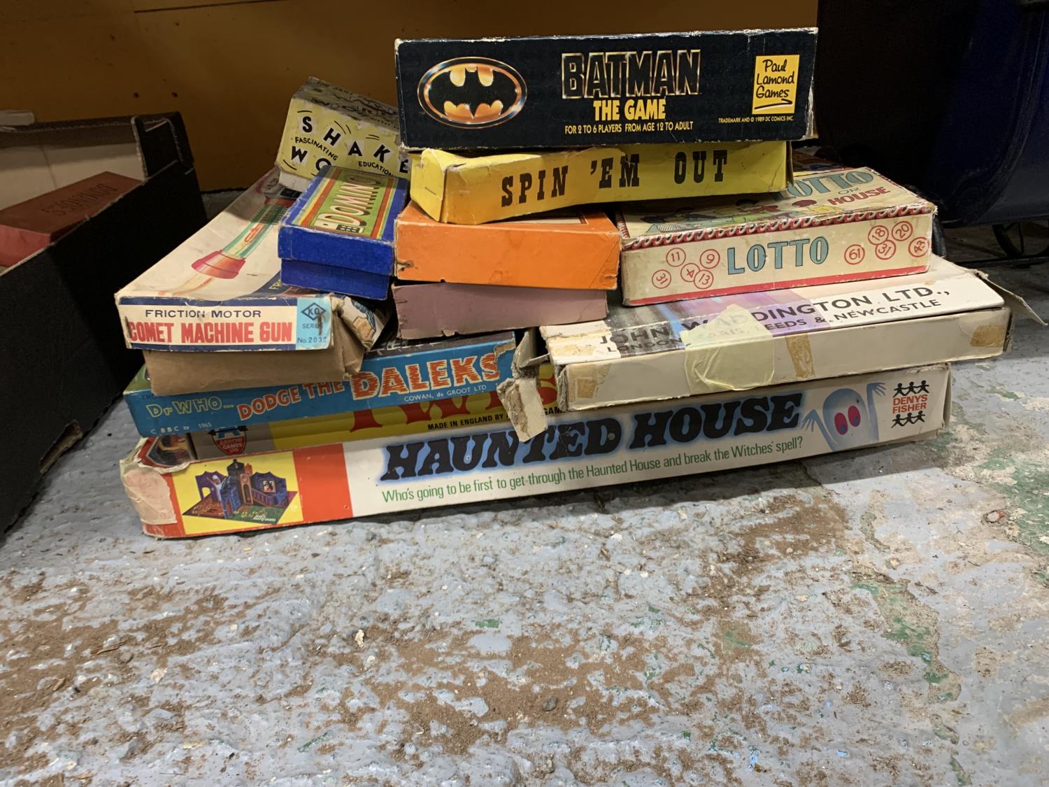 A MIXED LOT OF VINTAGE BOARD GAMES, HAUNTED HOUSE, BATMAN INCLUDING DR WHO DODGE THE DALEKS, COMET