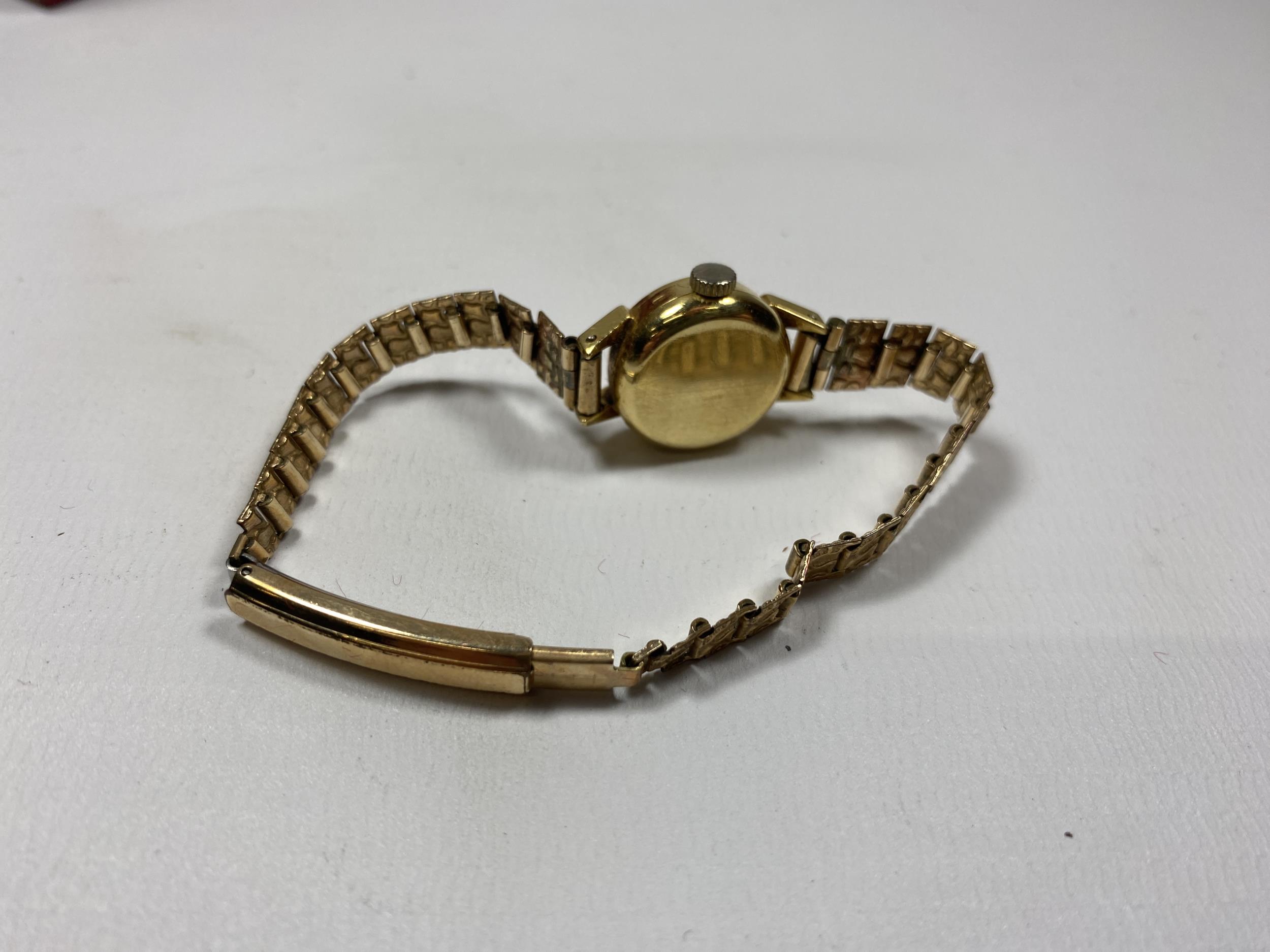 A LADIES 9CT YELLOW GOLD CASED OMEGA MANUAL WIND WATCH IN OMEGA BOX - Image 3 of 3