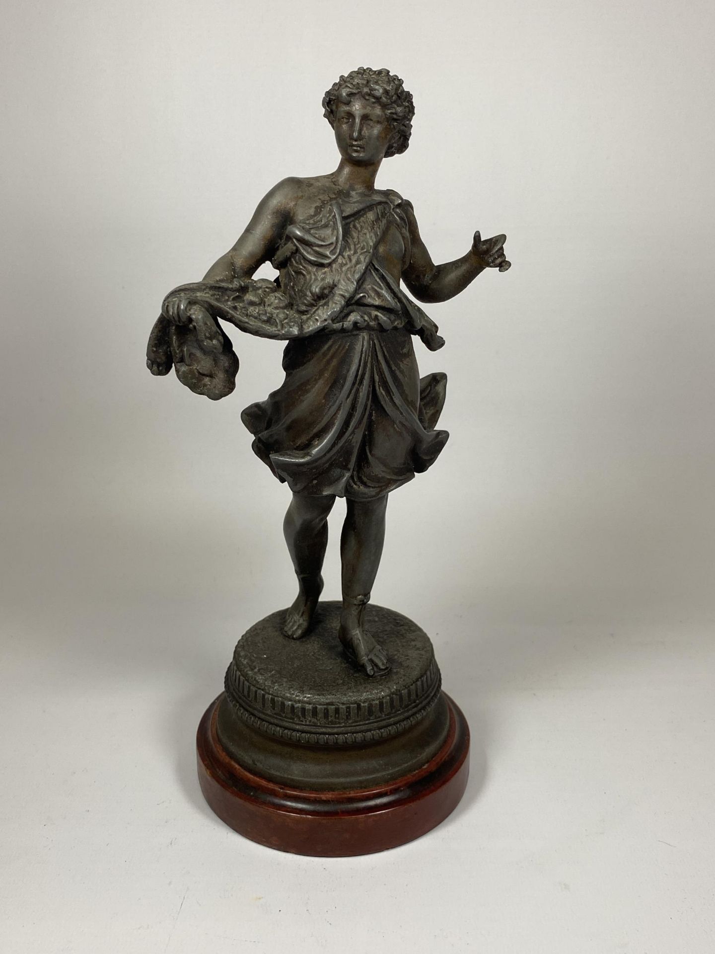 A SPELTER MODEL OF A ROMAN FIGURE ON WOODEN BASE, HEIGHT 27CM