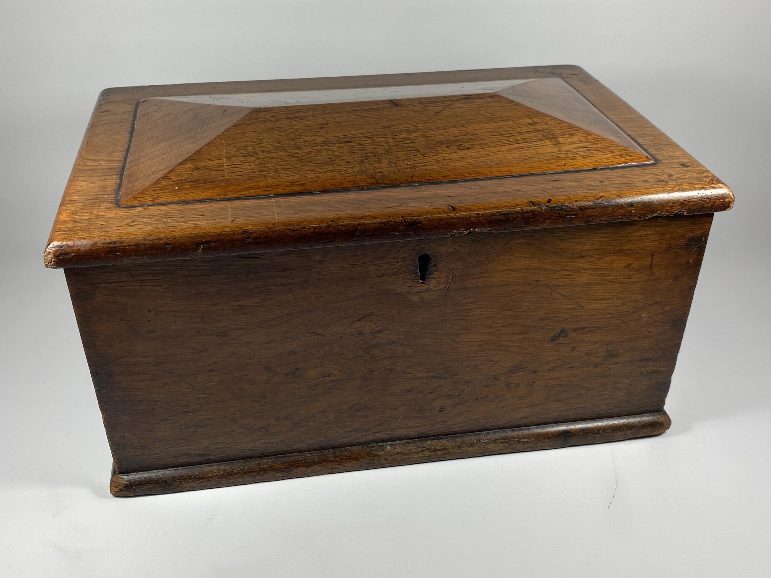 AN EARLY 20TH CENTURY OAK WOODEN STORAGE BOX