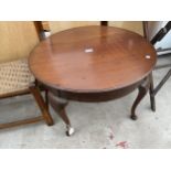 A MID 20TH CENTURY 27" DIAMETER COFFEE TABLE ON CABRIOLE LEGS