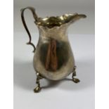 A CHESTER HALLMARKED SILVER CREAM JUG, WEIGHT 77G